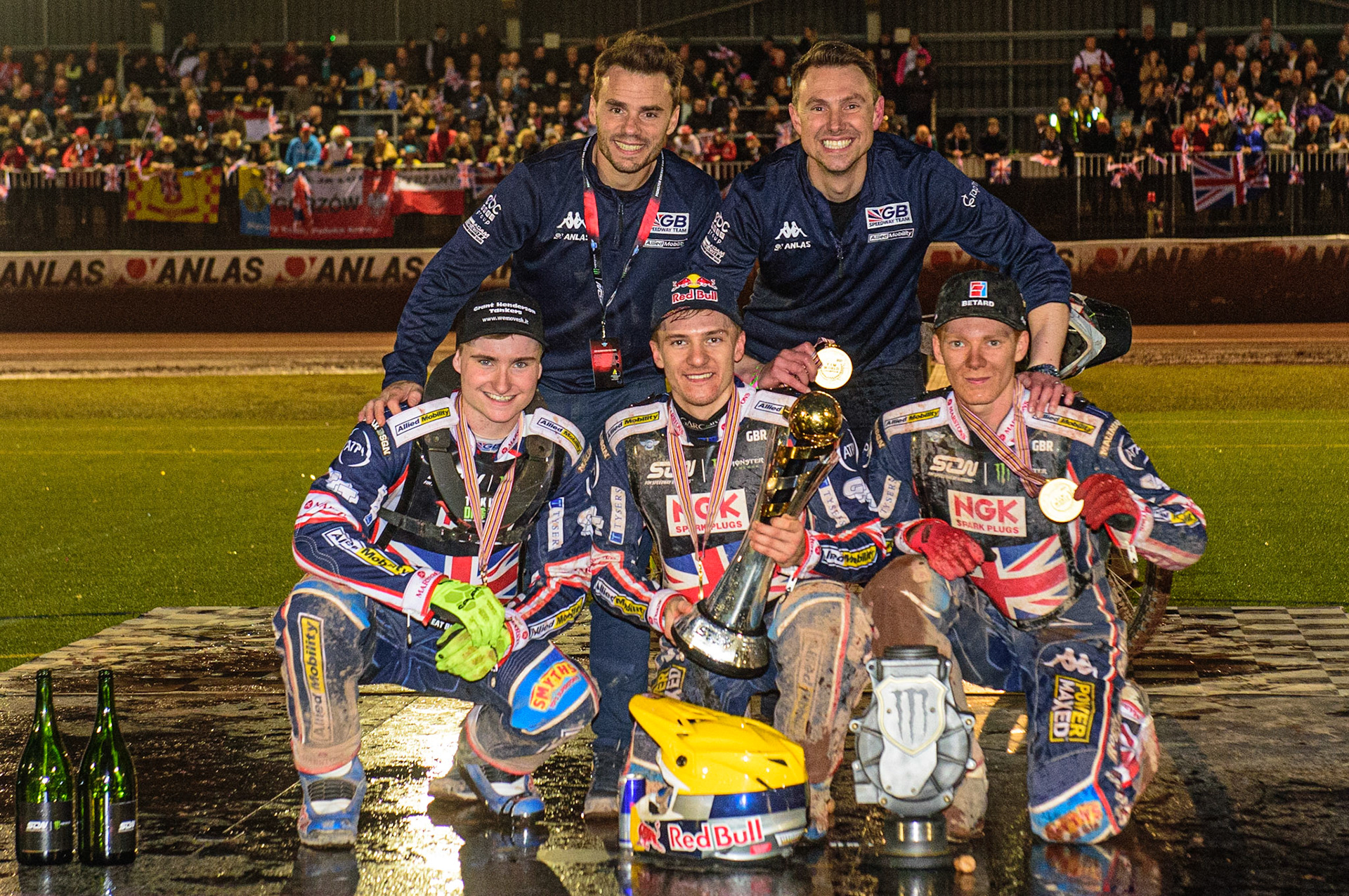 MANCHESTER, UK. OCT 17TH Great Britain - Speedway of Nations Champions: (Rear l-r) Ollie Allen and Simon Stead (joint managers),(Kneeling l-r): Tom Brennan , Robert Lambert, Dan Bewley during the Monster Energy FIM Speedway of Nations at the National Speedway Stadium, Manchester on Sunday  17th October 2021. (Credit: Ian Charles | MI News)