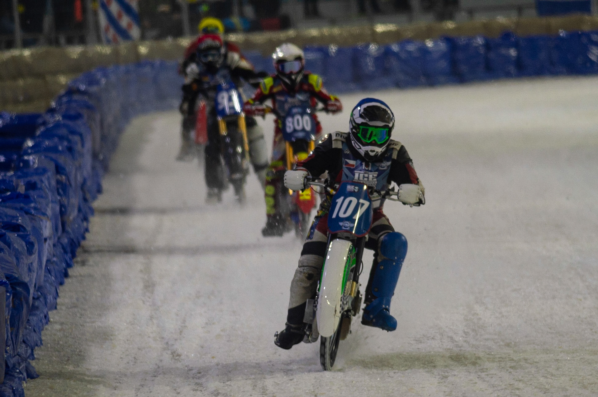 HEERENVEEN, NL. Andrej Divis (107) (Blue) leads Jasper Iwema (800) (White) with Franz Mayerbüchler (93) (Red) at the rear during the FIM Ice Speedway Gladiators World Championship Final 3 at Ice Rink Thialf, Heerenveen on Saturday  2 April 2022. (Credit: Ian Charles | MI News)