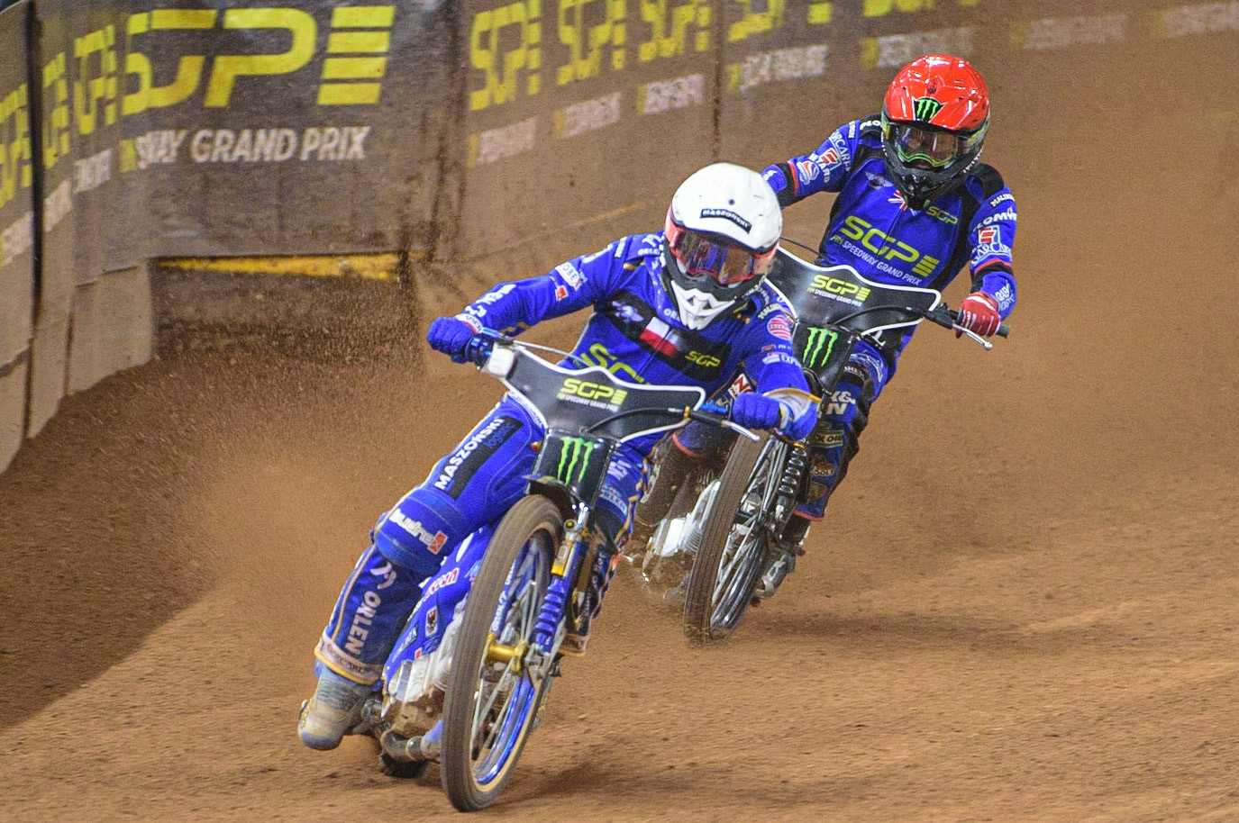 Bartosz Zmarzlik (95) (White) leads Dan Bewley (99) (Red) during the FIM  Speedway Grand Prix of Great Britain at the Principality Stadium, Cardiff on Saturday 13th August 2022. (Credit: Ian Charles | MI News