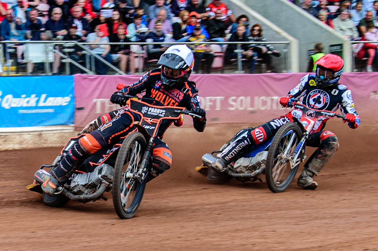 Sam Masters  (White) leads Matej Zagar  (Red) during the SGB Premiership match between Belle Vue Aces and Wolverhampton Wolves at the National Speedway Stadium, Manchester on Monday 29th August 2022. (Credit: Ian Charles | MI News)