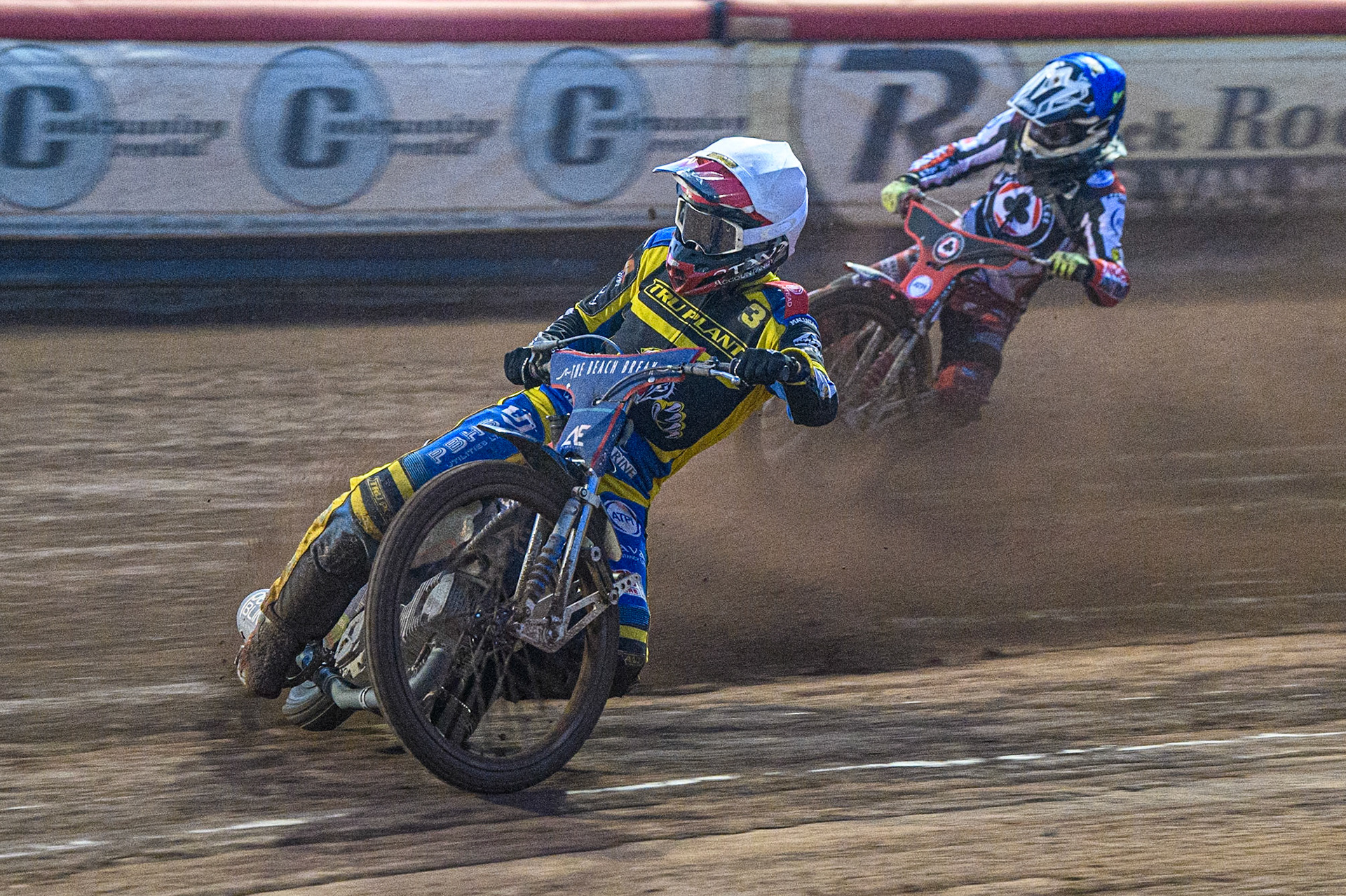 Adam Ellis leads Connor Bailey (Blue) during the Sports Insure Premiership match between Belle Vue Aces and Sheffield Tigers at the National Speedway Stadium, Manchester on Monday 7th August 2023. (Photo: Ian Charles | MI News)