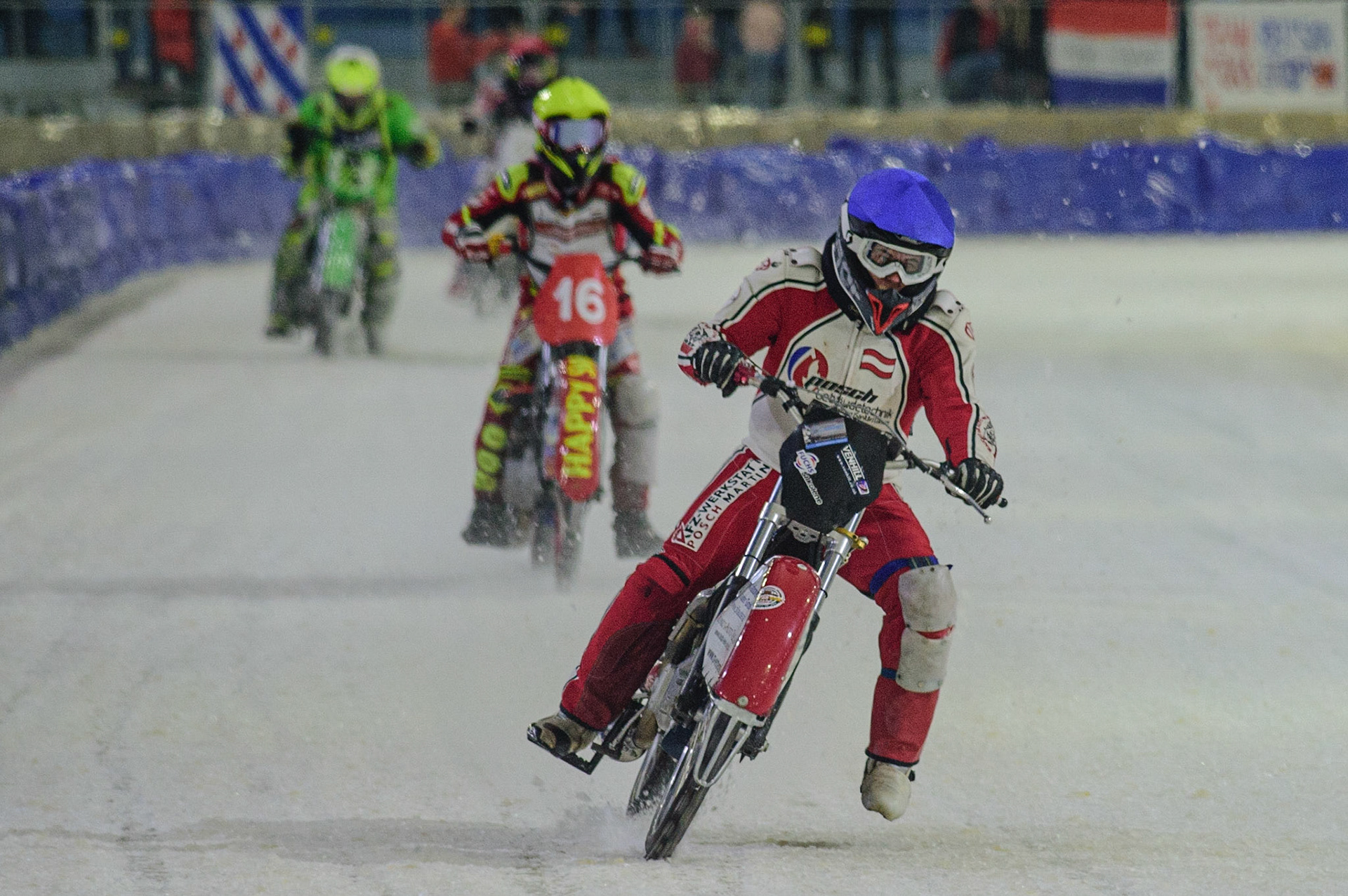 HEERENVEEN, NL. APR 1.  Martin Posch (Blue) leads Jasper Iwema (Yellow) during the ROLOEF THIJS BOKAAL  at Ice Rink Thialf, Heerenveen on Friday 1st April 2022. (Credit: Ian Charles | MI News)