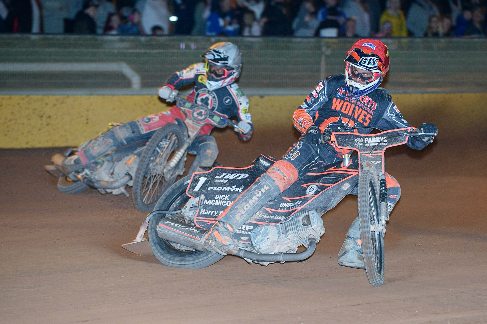 WOLVERHAMPTON, UK. AUGUST 30TH.Sam Masters  (Red) leads Dan Bewley  (White)  during the SGB Premiership match between Wolverhampton Wolves and Belle Vue Aces at Monmore Green Stadium, Wolverhampton on Monday 30th August 2021. (Credit: Ian Charles | MI News)