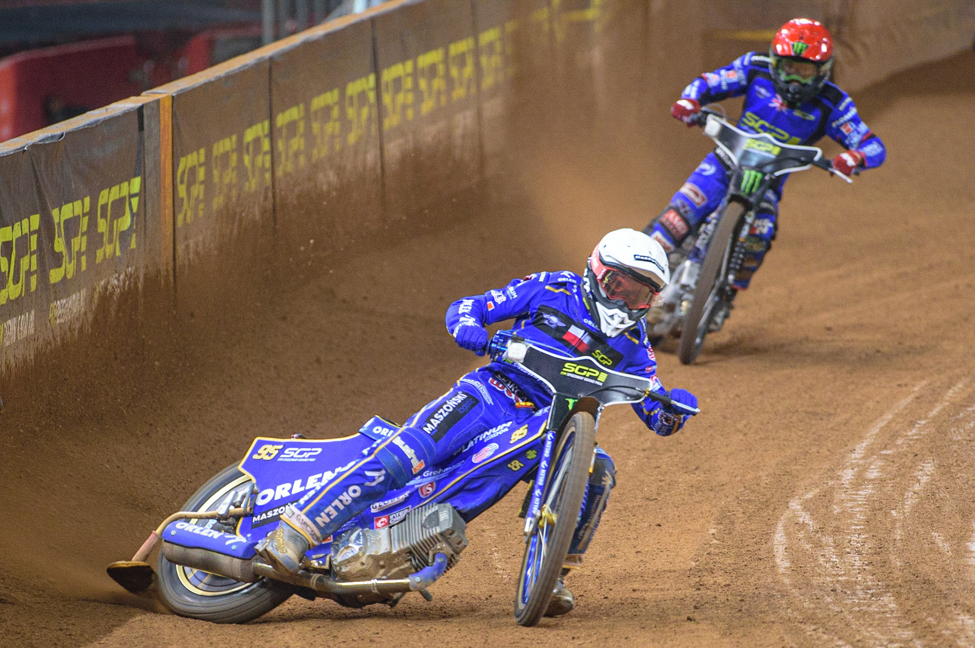 Bartosz Zmarzlik (95) (White) leads Dan Bewley (99) (Red) during the FIM  Speedway Grand Prix of Great Britain at the Principality Stadium, Cardiff on Saturday 13th August 2022. (Credit: Ian Charles | MI News