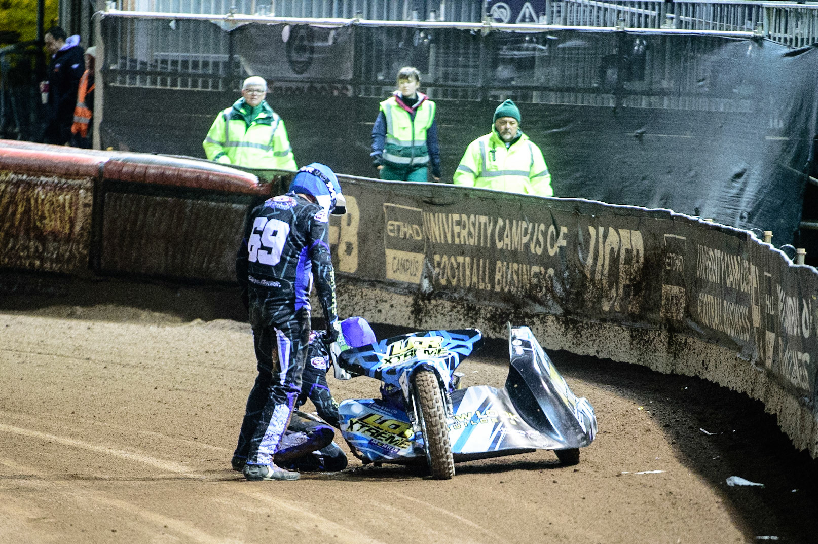 MANCHESTER, UK. OCT 30TH   Matt Tyrell &amp; Liam Brown  after a first bend clash try a quick repair to their machine during the Manchester Masters Sidecar Speedway and Flat Track Racing at the National Speedway Stadium, Manchester on Saturday 30th October 2021. (Credit: Ian Charles | MI News)