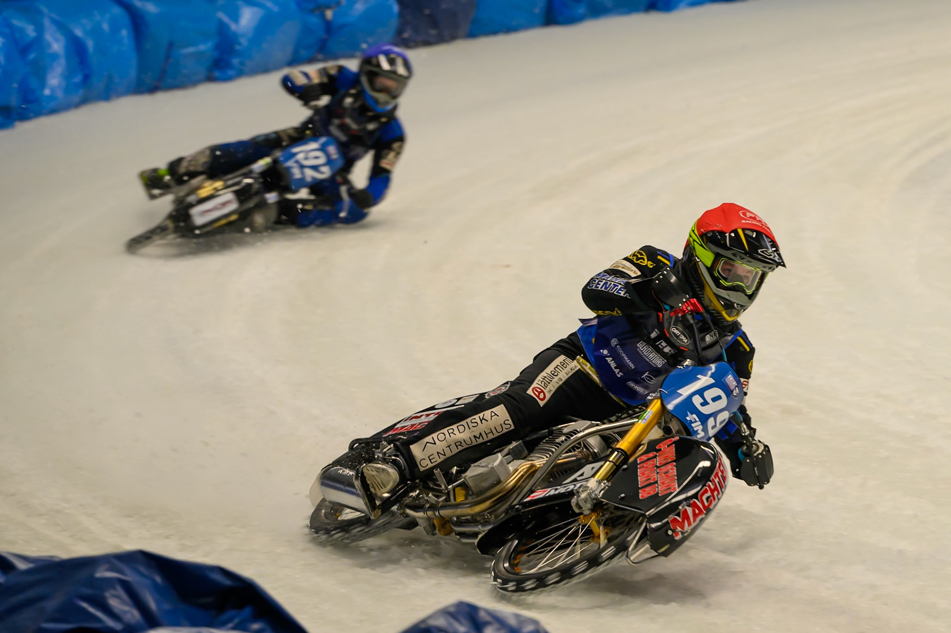 Martin Haarahiltunen (199) of Sweden in Red leading Niclas Svensson (192) of Sweden in Blue during the Ice Speedway Gladiators World Championship Final 2 at Max-Aicher-Arena, Inzell on Sunday 15th March 2026. (Photo: Ian Charles | MI News)