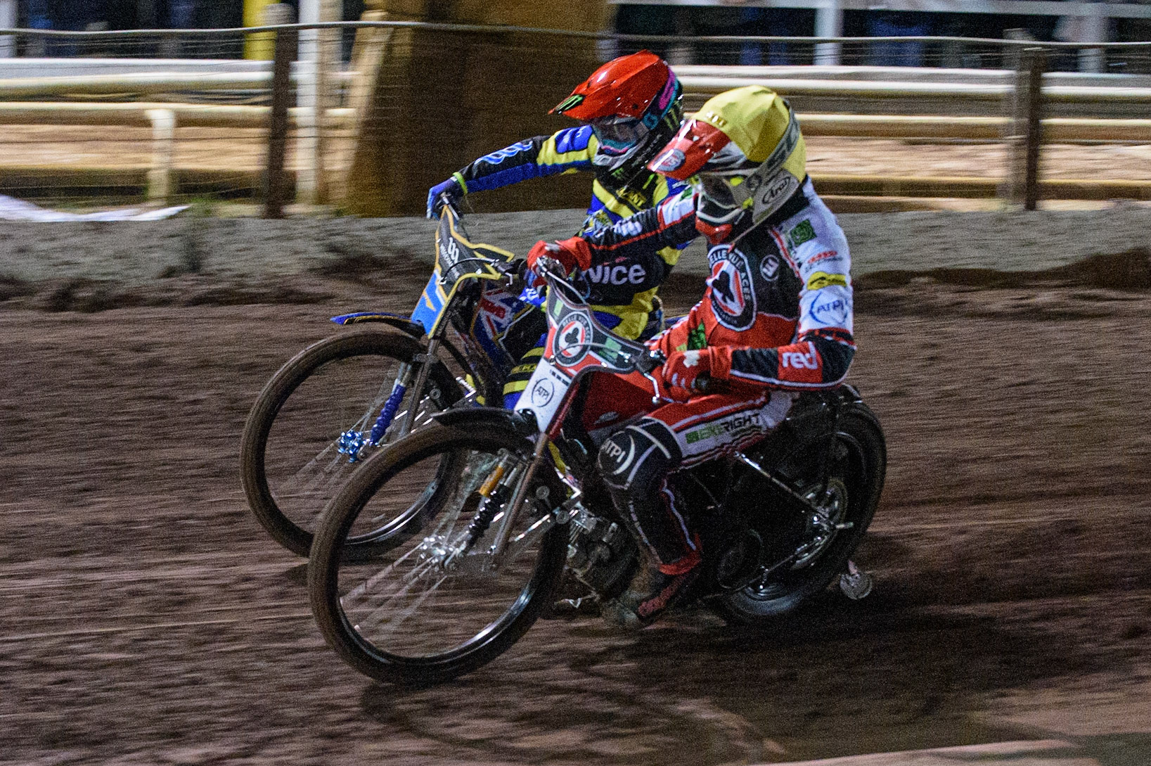 SHEFFIELD, UK. OCT 4THRichie Worrall  (Yellow) inside Jack Holder  (Red) during the SGB Premiership Semi Final Playoff 1st Leg between Sheffield Tigers and Belle Vue Aces at Owlerton Stadium, Sheffield on Monday 4th October 2021. (Credit: Ian Charles | MI News)