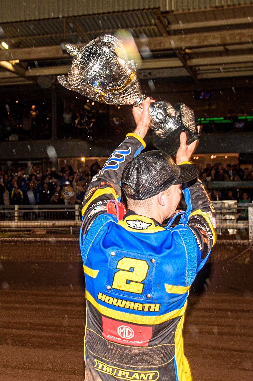 Kyle Howarth shows the crowd the Premiership Trophy during the Sports Insure Premiership Grand Final Second Leg match between Sheffield Tigers and Ipswich Witches at Owlerton Stadium, Sheffield on Thursday 5th October 2023. (Photo: Ian Charles | MI News)