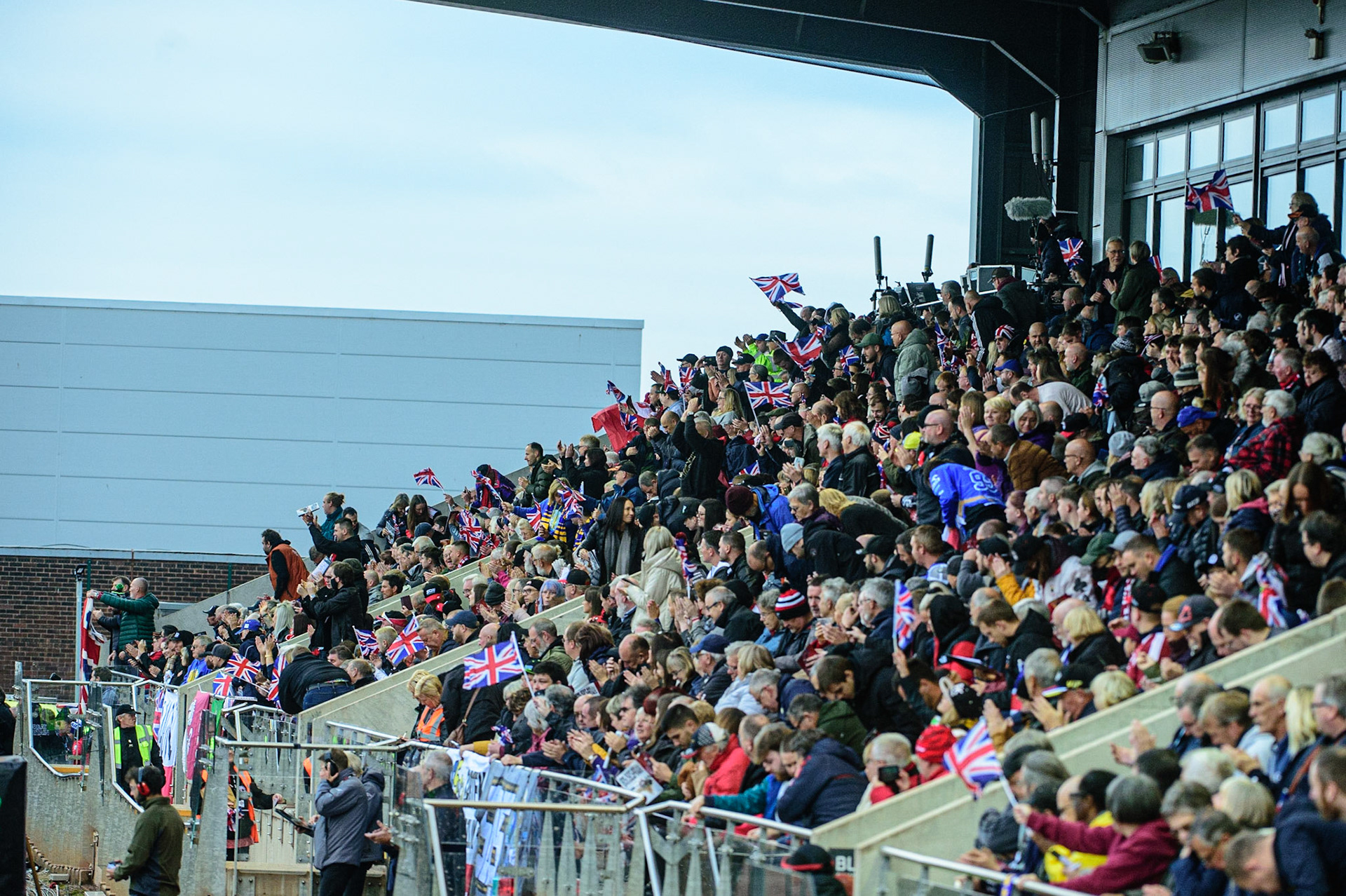 MANCHESTER, UK. OCT 17TH British fans cheer the Great Britain riders after their heat win over Poland during the Monster Energy FIM Speedway of Nations at the National Speedway Stadium, Manchester on Sunday  17th October 2021. (Credit: Ian Charles | MI News)