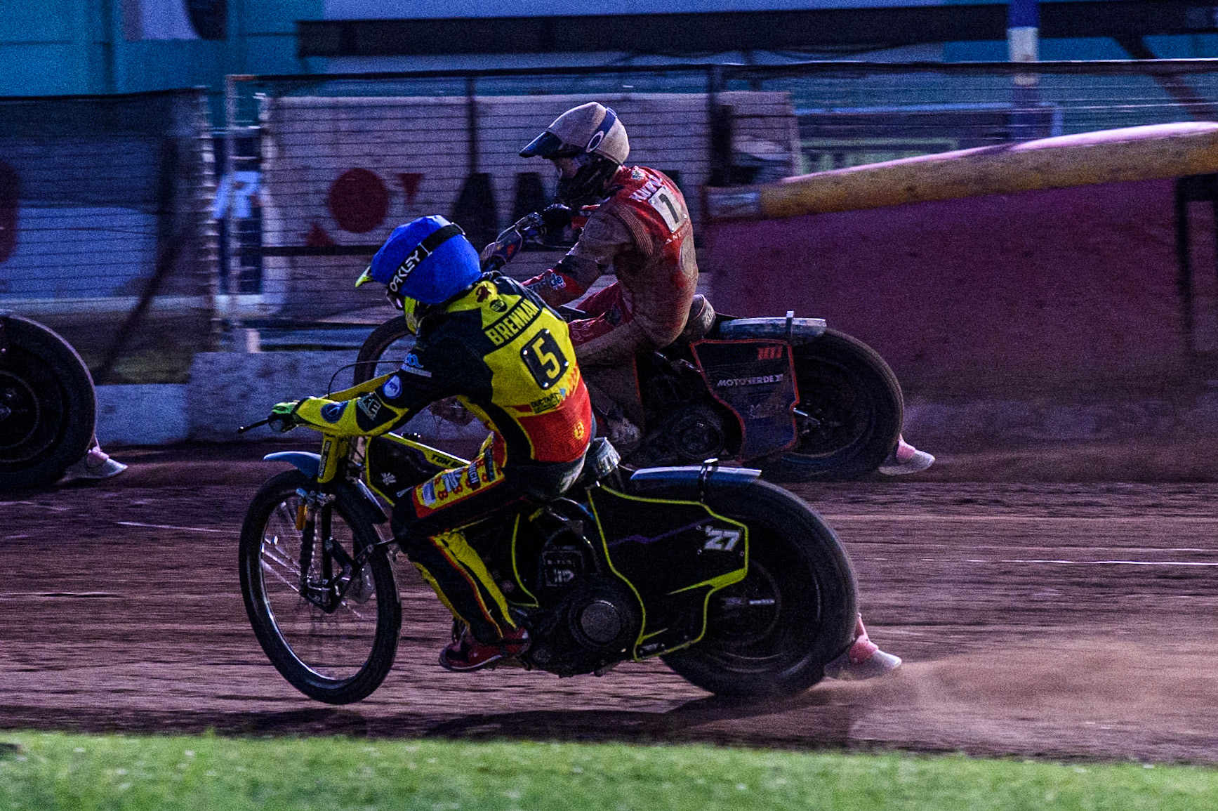 Birmingham Brummies' Tom Brennan in Blue rides inside Belle Vue Aces' Brady Kurtz in White during the Rowe Motor Oil Premiership match between Birmingham Brummies and Belle Vue Aces at Perry Bar Stadium, Birmingham on Monday 29th July 2024. (Photo: Ian Charles | MI News)