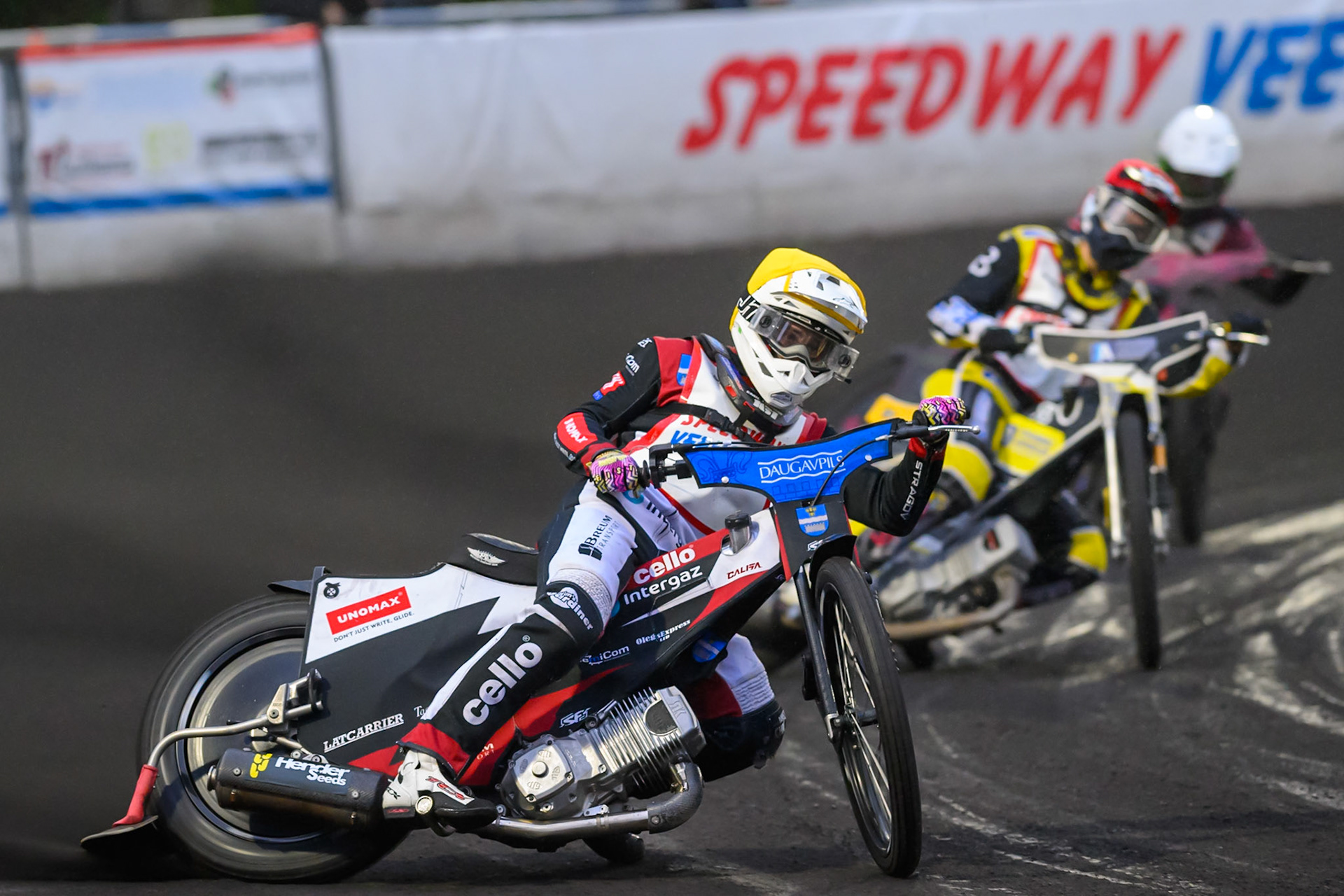 Cristian Zubillaga of Argentina in White leading Mika Meijer of The Netherlands in Red and Hannah Grunwald of Germany in White during the Gouden KENNY Helm at Speedway Veenoord, Veenoord in the Netherlands on Saturday 19th September 2026. (Photo: Ian Charles | MI News)