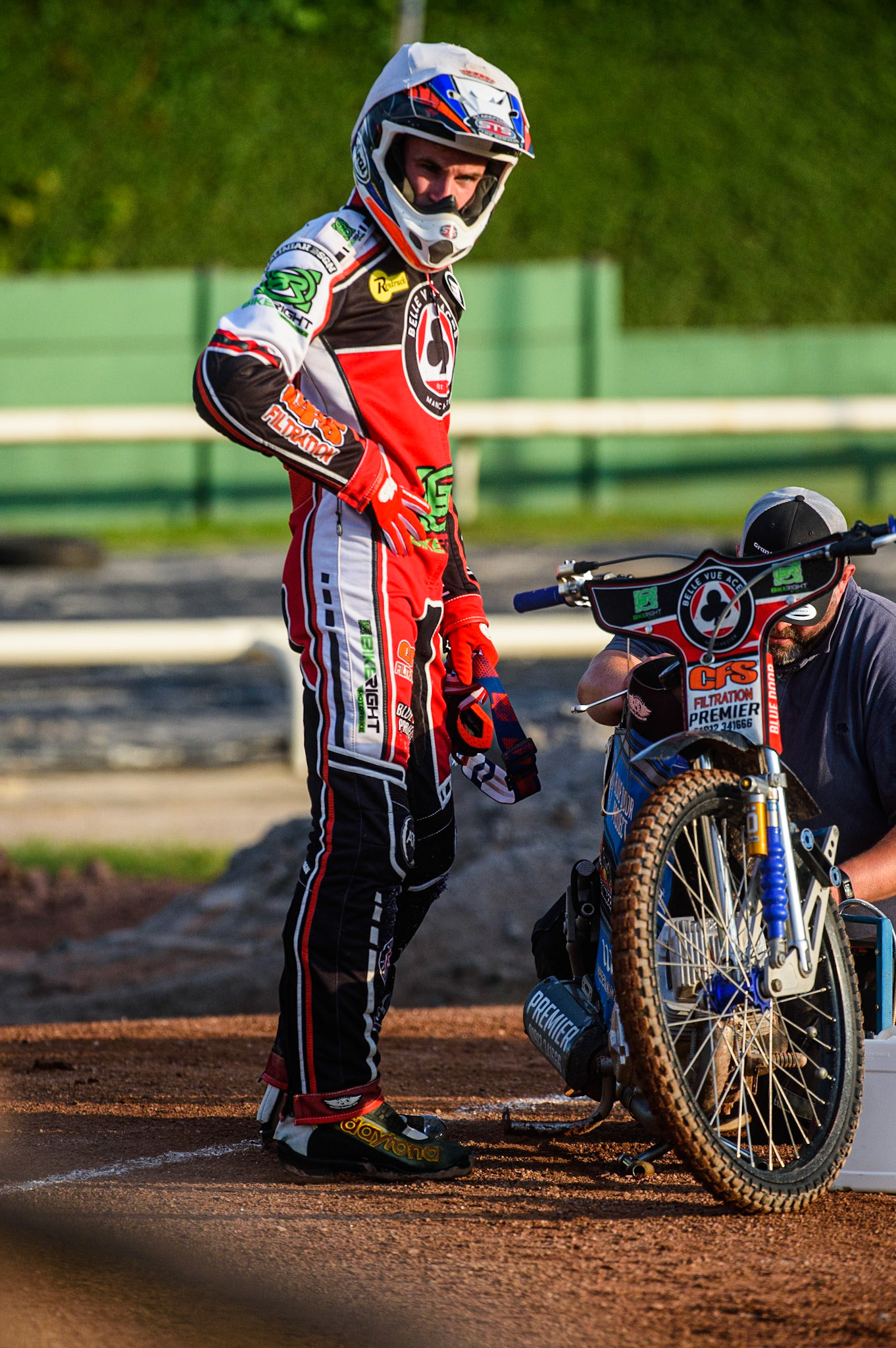 WOLVERHAMPTON, UK. JULY 26TH Steve Worrall  gets some last minute adjustments during the SGB Premiership match between Wolverhampton Wolves and Belle Vue Aces at the Ladbroke Stadium, Wolverhampton on Monday 26th July 2021. (Credit: Ian Charles | MI News)