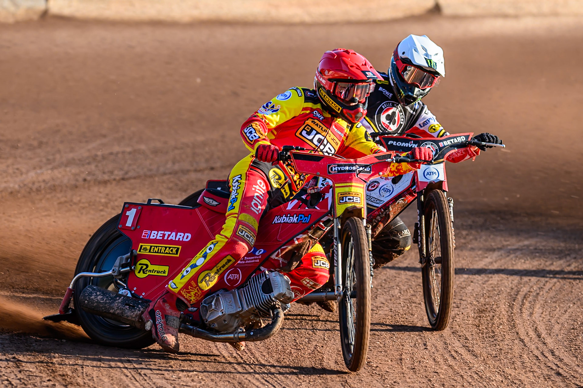 Leicester Lions' Max Fricke in Red leading Belle Vue Aces' Dan Bewley in White during the Rowe Motor Oil Premiership match between Leicester Lions and Belle Vue Aces at the Hydroscand Arena, Leicester on Thursday 19th June 2025. (Photo: Ian Charles | MI News)