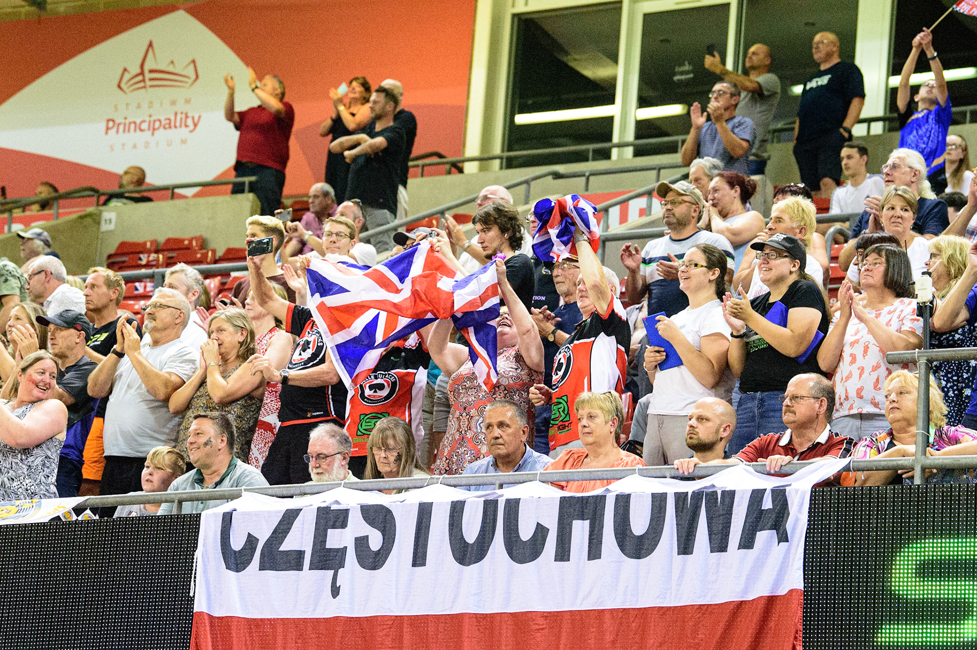 The fans cheer “Bewley, Bewley” as he wins the Grand Prix during the FIM  Speedway Grand Prix of Great Britain at the Principality Stadium, Cardiff on Saturday 13th August 2022. (Credit: Ian Charles | MI News