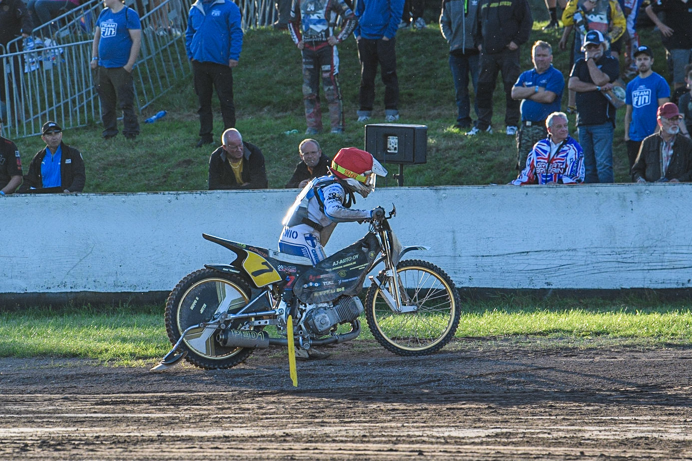 Tero Aarnio pushes his bike back to the pits after it failed on the start line during the FIM Long Track Of Nations event at the Speed Centre Roden on Sunday 24th September 2023. (Photo: Ian Charles | MI News)