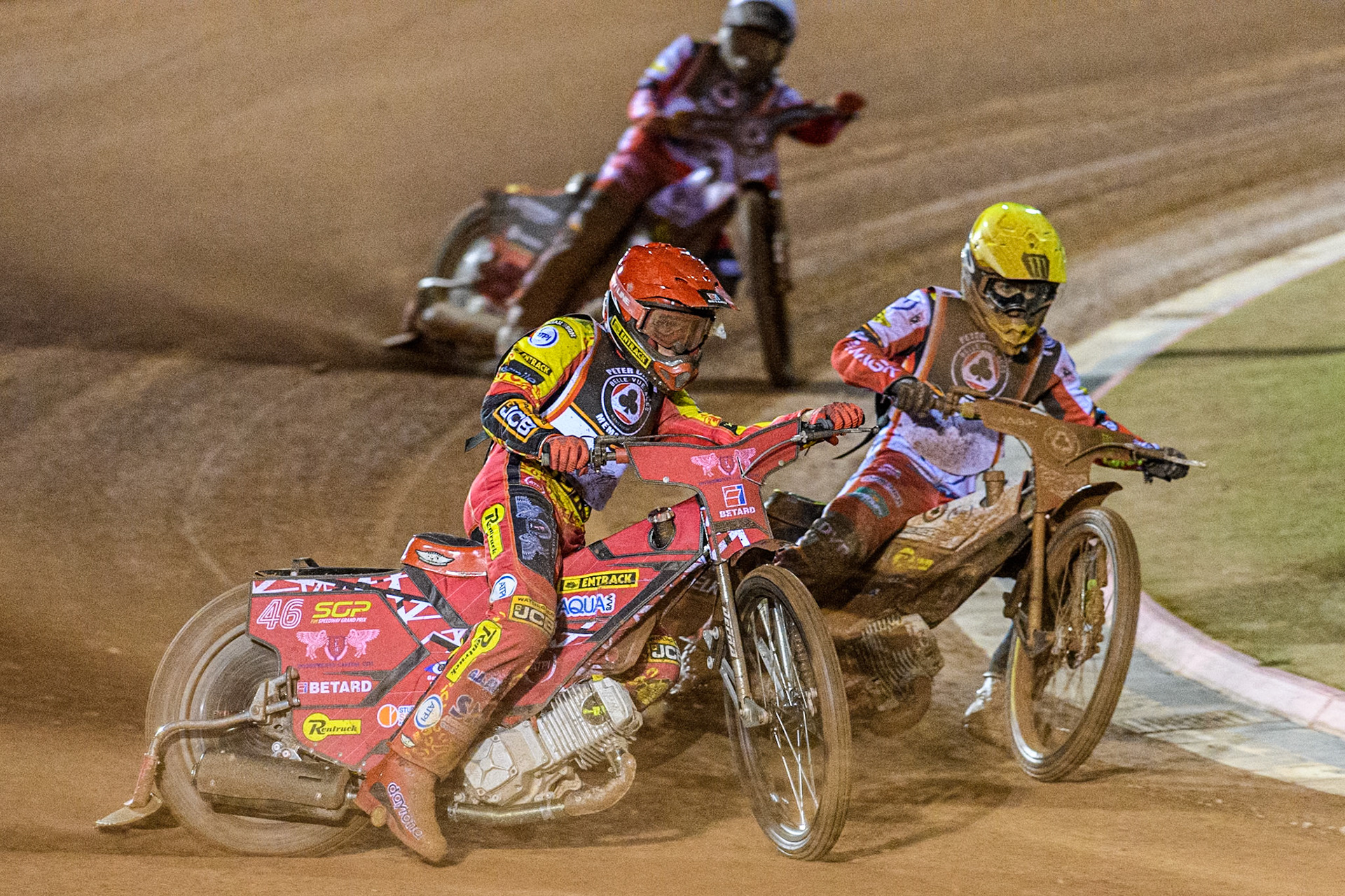 Max Fricke in Red rides outside Jaimon Lidsey in Yellow during the Peter Craven Memorial Trophy at the National Speedway Stadium, Manchester on Monday 17th March 2025. (Photo: Ian Charles | MI News)