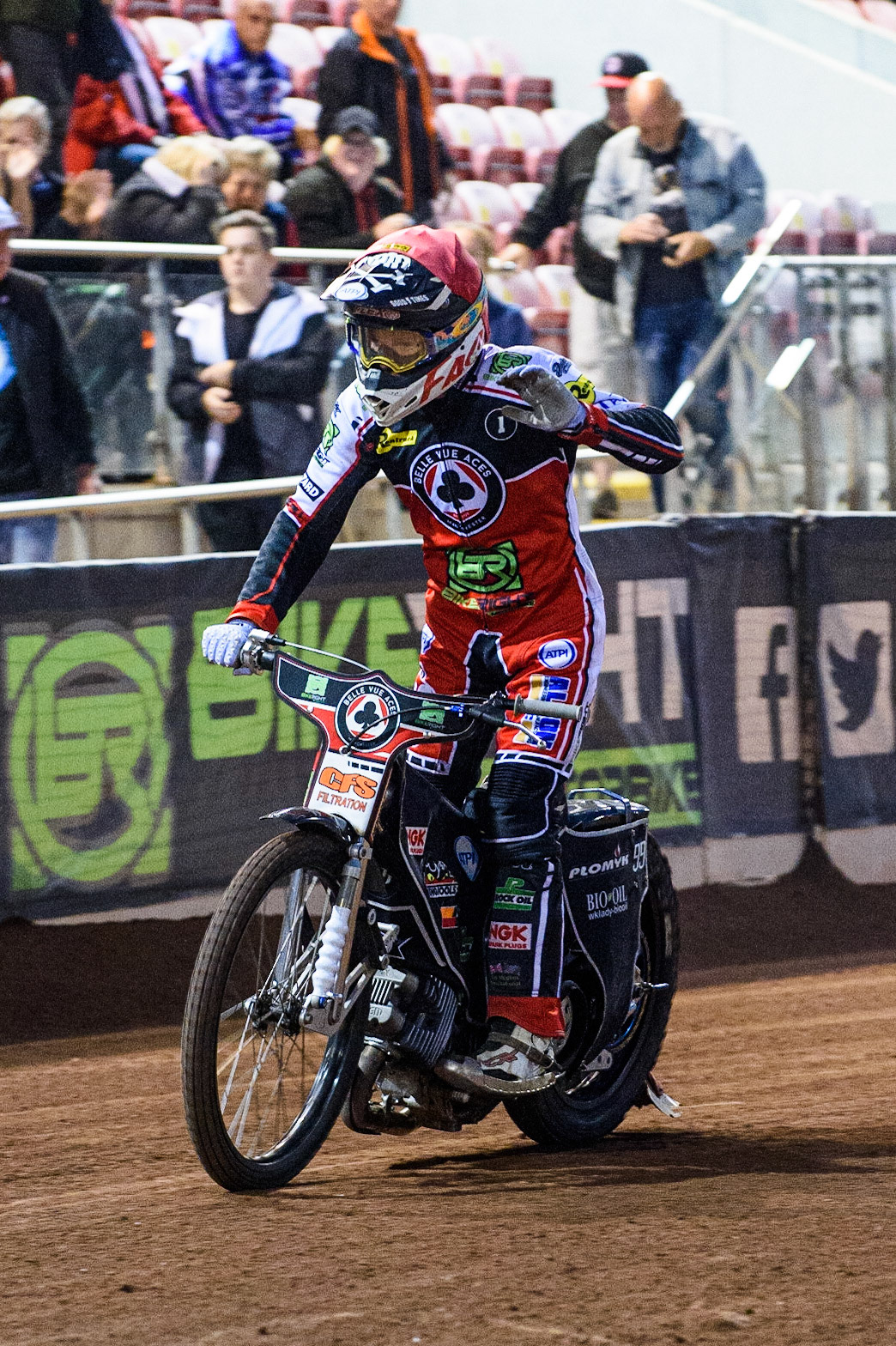 MANCHESTER UKDan Bewley  acknowledges the crowd cheers after his scoring maximum points from his five rides during the SGB Premiership match between Belle Vue Aces and Ipswich Witches at the National Speedway Stadium, Manchester on Monday 2nd August 2021. (Credit: Ian Charles | MI News)