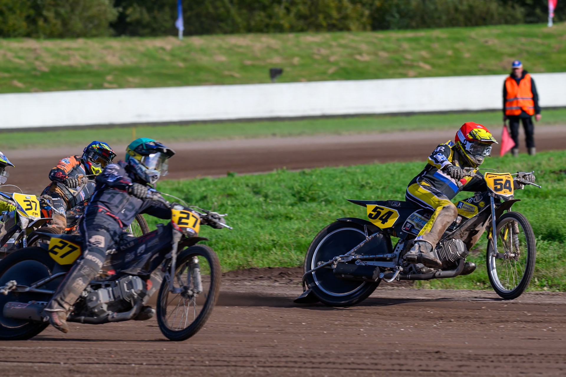 Mika Meijer (54) of The Netherlands in Red rides inside Mathias Trésarrieu (27) of France in Green during the FIM Long Track World Championship Final 4, at the Speed Centre Roden, Netherlands on Sunday 21st September 2025. (Photo: Ian Charles | MI News)during the FIM Long Track World Championship Final 4, at the Speed Centre, Roden on Sunday 21st September 2025. (Photo: Ian Charles | MI News)
