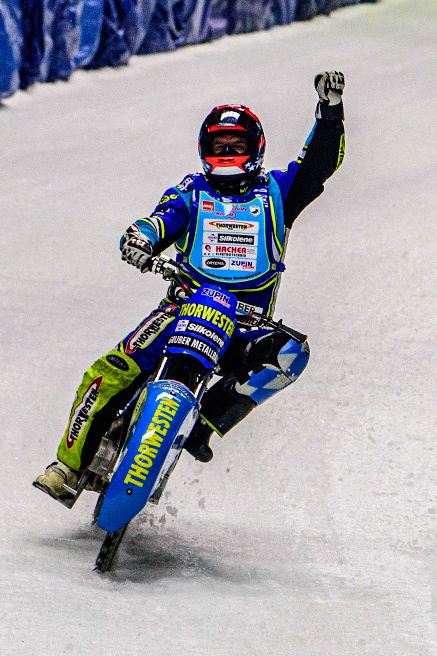 Günther Bauer waves to the crowd in his final competitive heat during the Race of Legends at the Max-Aicher-Arena, Inzell on Friday 17th March 2023. (Photo: Ian Charles | MI News)
