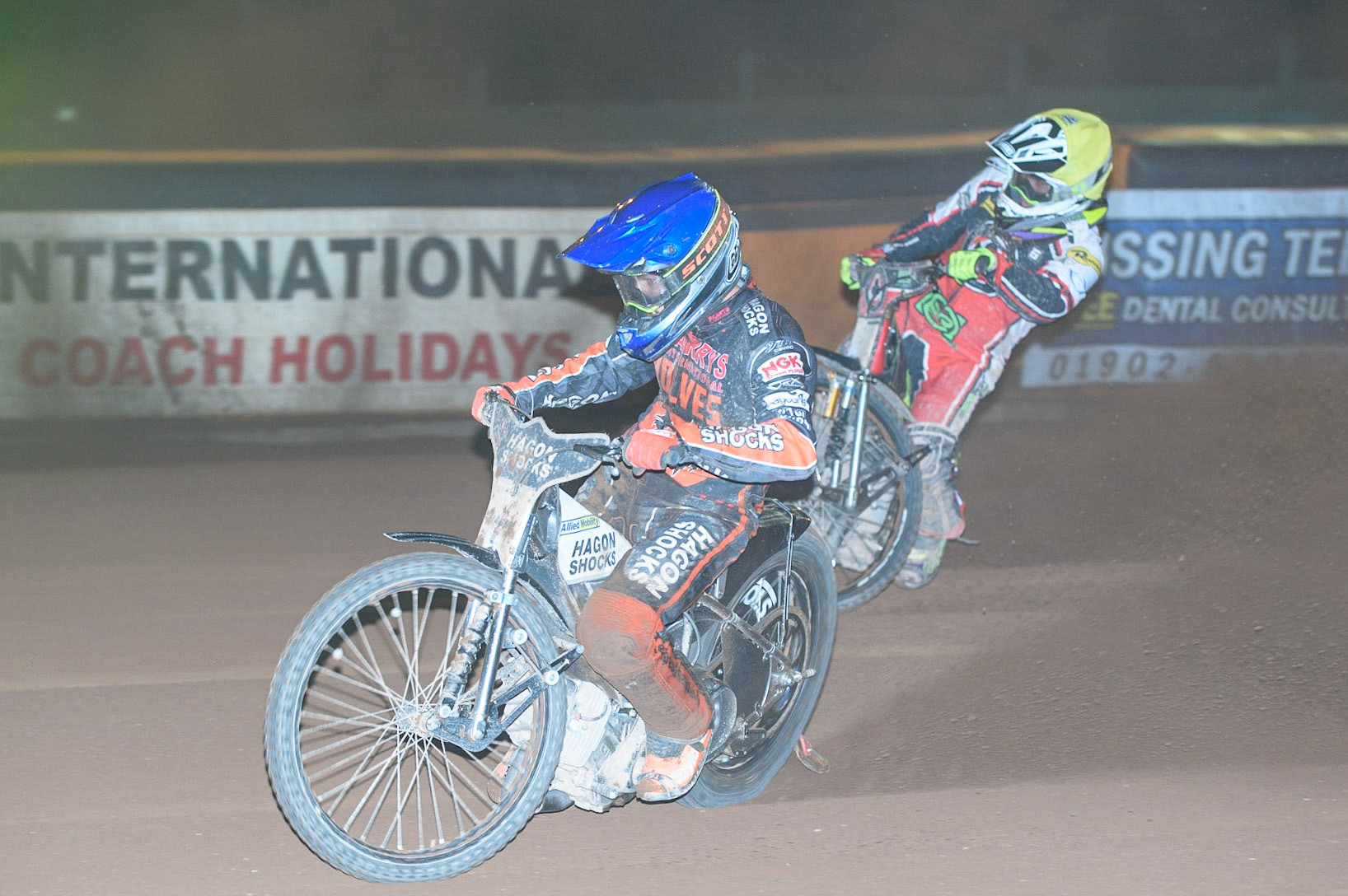 WOLVERHAMPTON, UK. AUGUST 30TH. Broc Nicol  (Blue)\m leads Tom Brennan  (Yellow)during the SGB Premiership match between Wolverhampton Wolves and Belle Vue Aces at Monmore Green Stadium, Wolverhampton on Monday 30th August 2021. (Credit: Ian Charles | MI News)