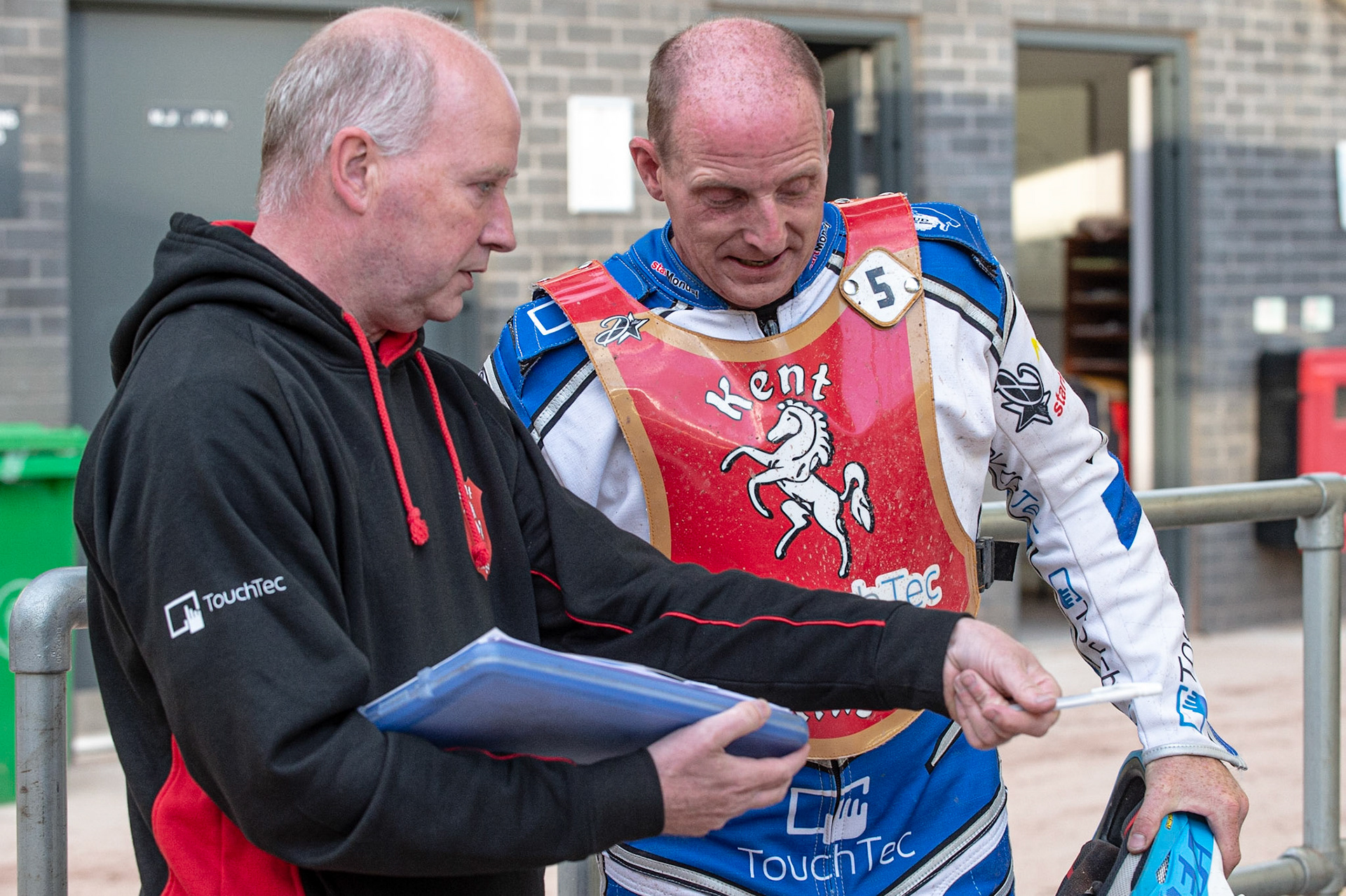 Photo: Ian Charles

Kent Kings  manager Chris Hunt chats with Rob Ledwith 

Belle Vue Colts v Kent Kings, SGB National League KO Cup Quarter Final 1st Leg, Belle Vue National Speedway Stadium, Manchester, Thursday 20  June  2019