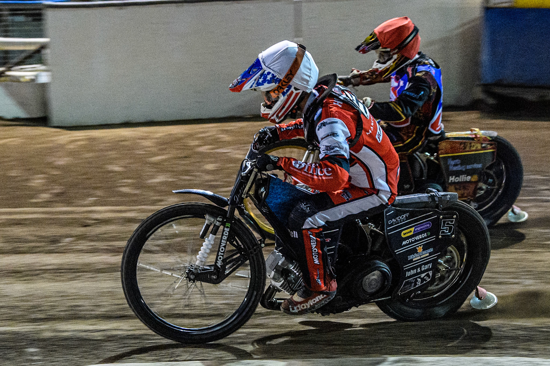 Belle Vue Colts' Freddy Hodder in White rides inside Steelers' Luke Harris in Red during the WSRA National Development League match between Steelers and Belle Vue Colts at Owlerton Stadium, Sheffield on Monday 5th May 2025. (Photo: Ian Charles | MI News)