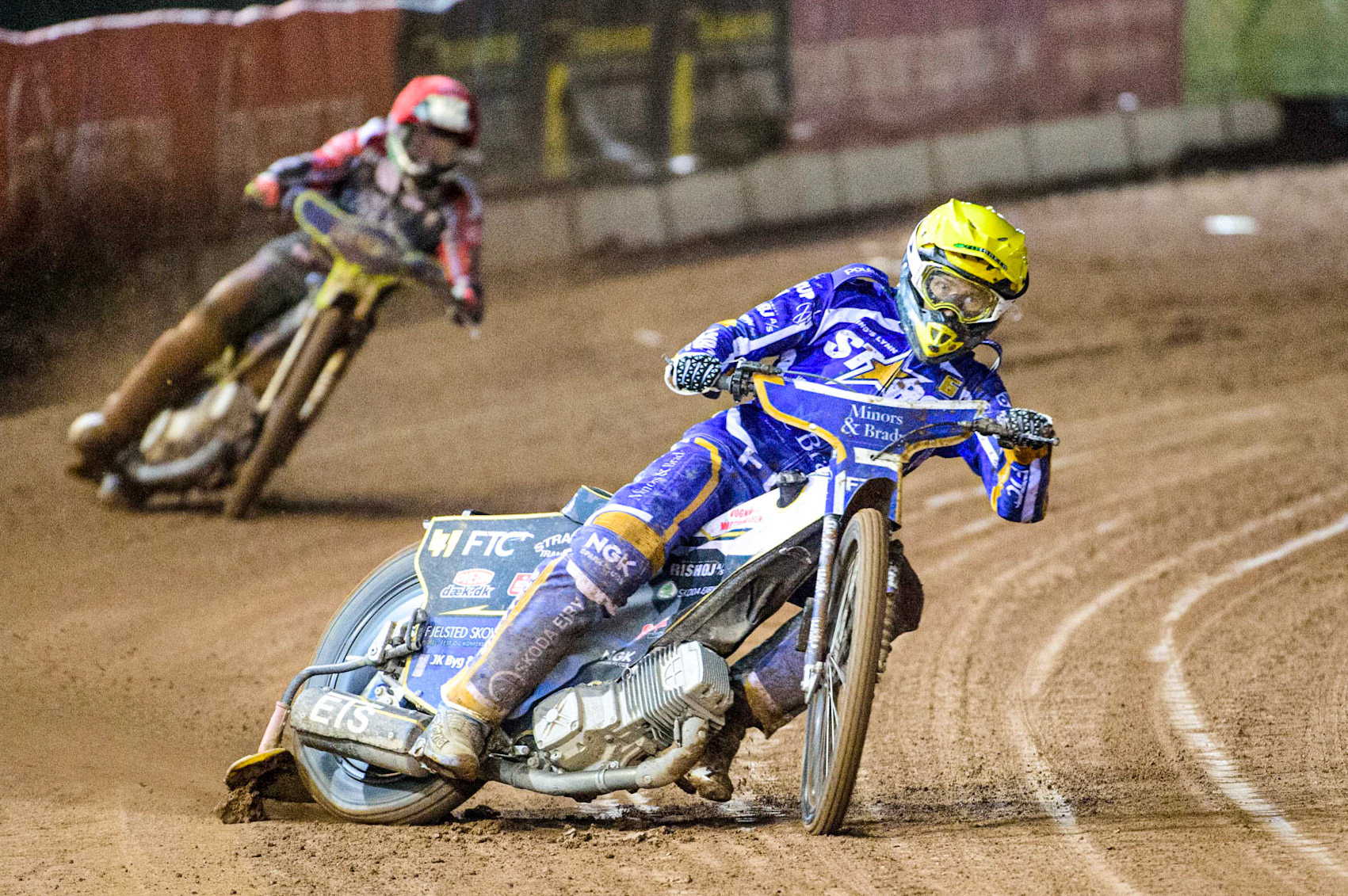Fredrik Jacobsen (Yellow) leads Chris Harris (Red) during the Grant Henderson Pairs at the National Speedway Stadium, Manchester on Thursday 27th October 2022. (Credit: Ian Charles | MI NEWS)