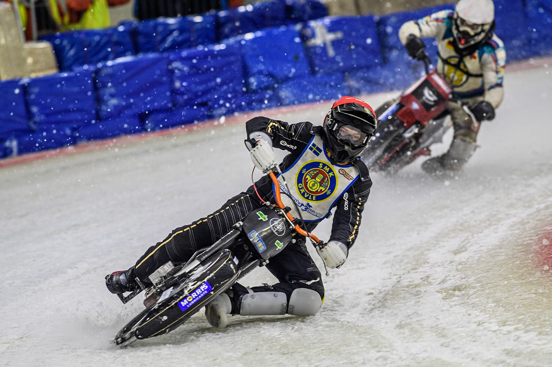 Isak Dekkerhus of Sweden in Red leading Marc Geyer of Germany in White during the Roelof Thijs Bokaal at Ice Rink Thialf, Heerenveen, The Netherlands on Friday 5th April 2024. (Photo: Ian Charles | MI News)