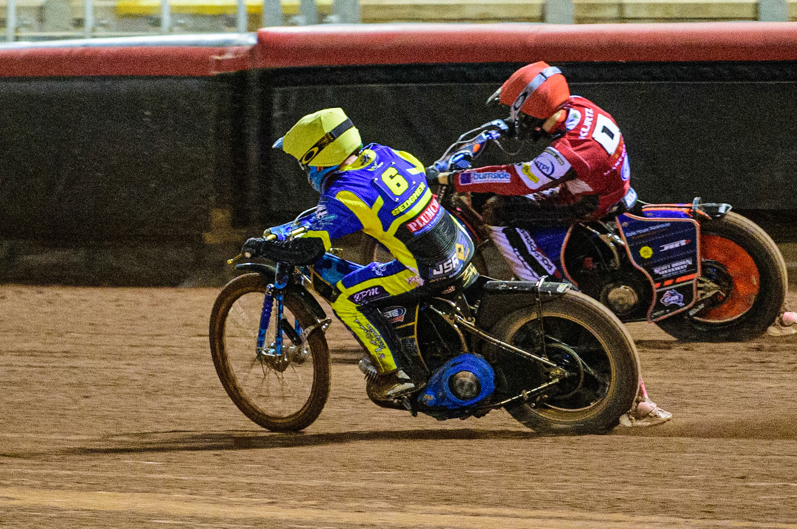 Justin Sedgmen  (Yellow) inside Brady Kurtz  (Red) during the SGB Premiership Grand Final 1st leg between Belle Vue Aces and Sheffield Tigers at the National Speedway Stadium, Manchester on Monday 10th October 2022. (Credit: Ian Charles | MI News)