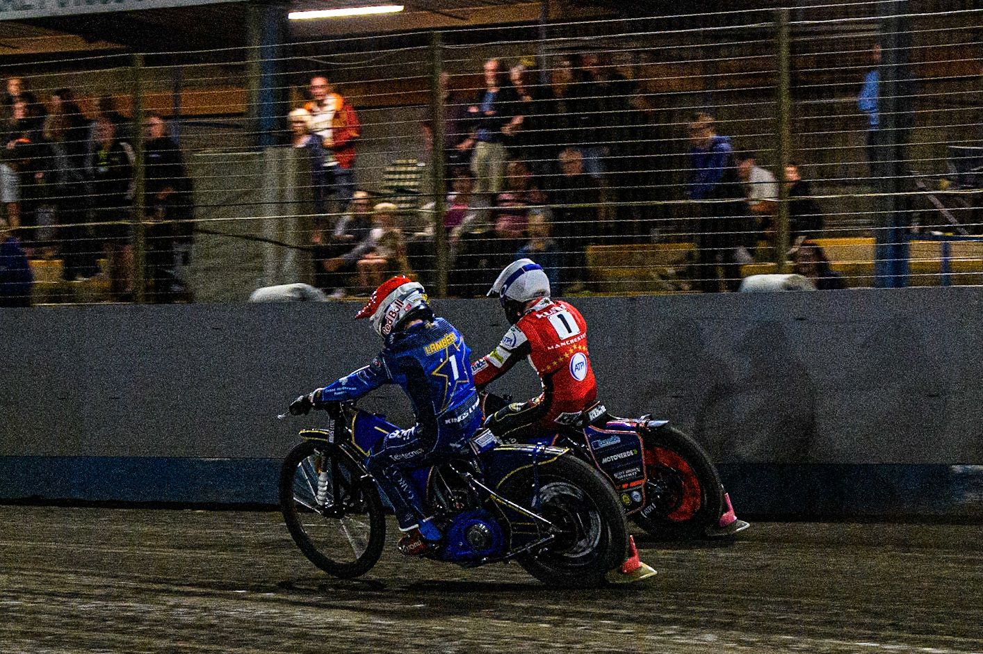 Robert Lambert  (Red) tries to pass Brady Kurtz (White) on the inside during the Sports Insure Premiership match between King's Lynn Stars and Belle Vue Aces at the Adrian Flux Arena, King's Lynn on Thursday 24th August 2023. (Photo: Ian Charles | MI News)