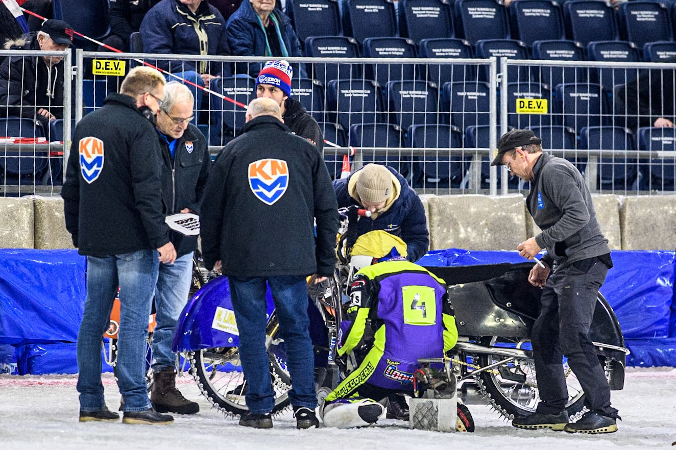 Paul Cooper of Great Britain works on his bike before the restart of heat 20 during the Roelof Thijs Bokaal at Ice Rink Thialf, Heerenveen, The Netherlands on Friday 5th April 2024. (Photo: Ian Charles | MI News)