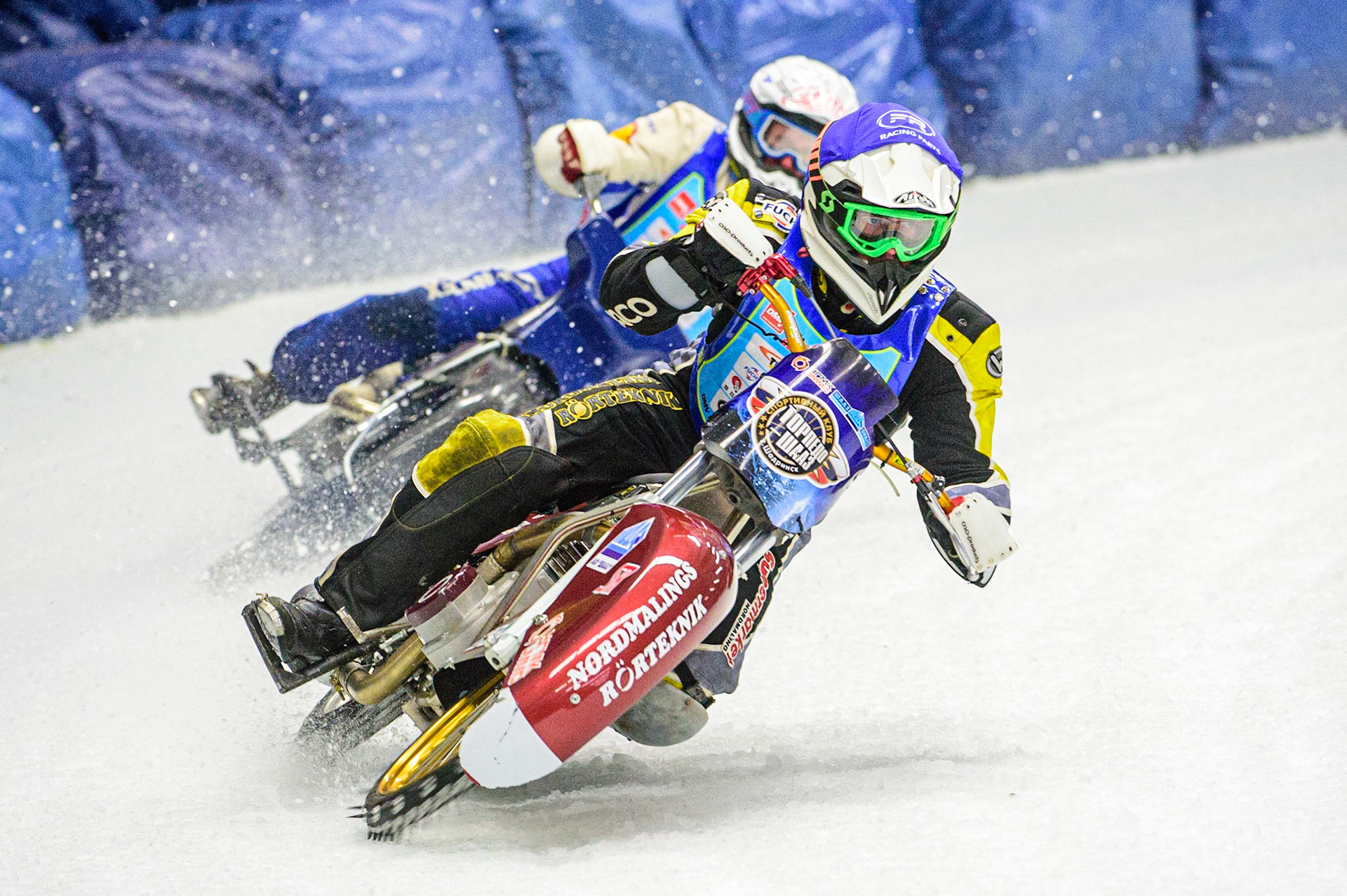 Ulf Ledström (Blue) leads Jarno Hirvasoja (White) during the Race of Legends at the Max-Aicher-Arena, Inzell on Friday 17th March 2023. (Photo: Ian Charles | MI News)