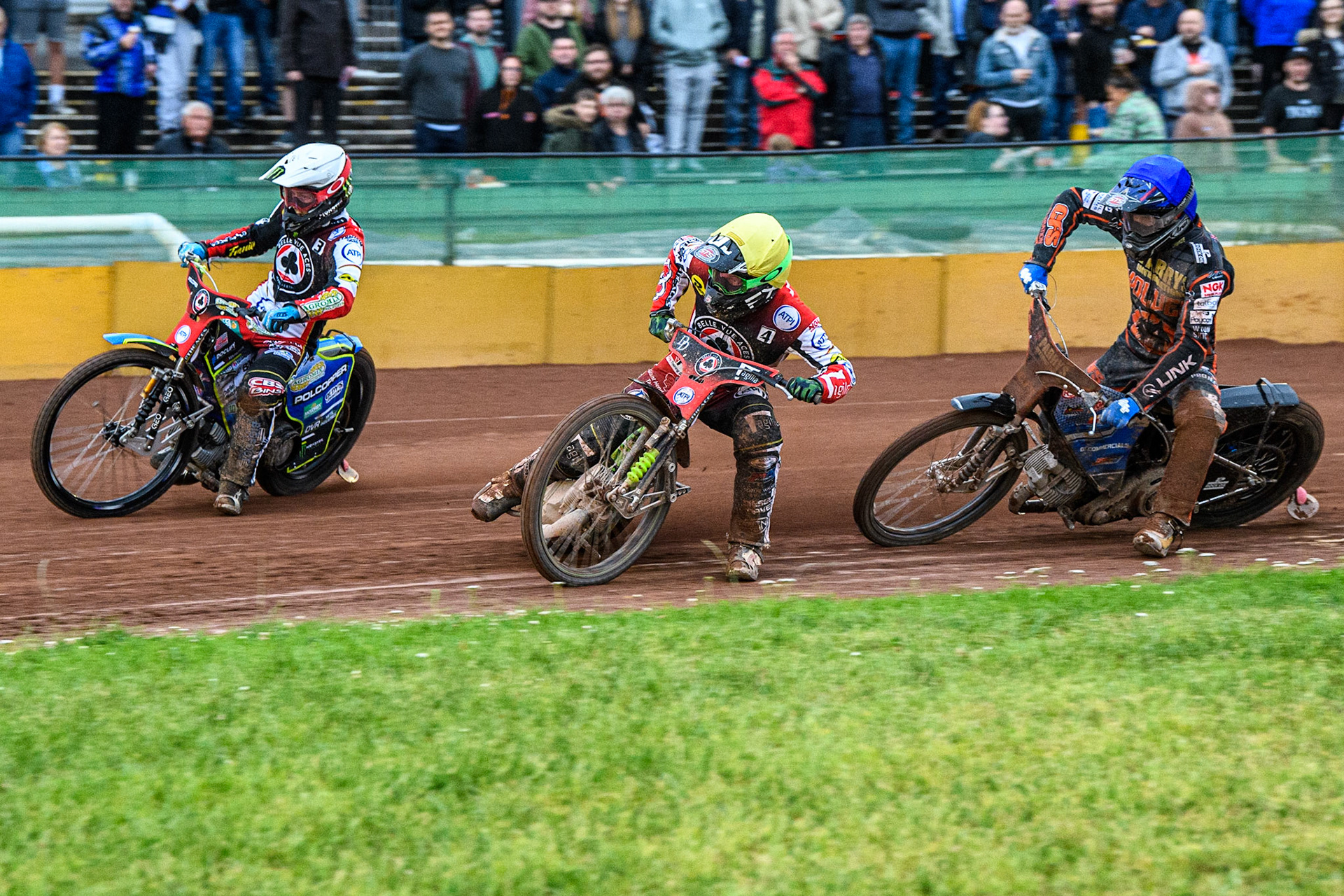 Jaimon Lidsey (White) and Charles Wright (Yellow) leads Steve Worrall (Blue) during the Sports Insure Premiership match between Wolverhampton Wolves and Belle Vue Aces at Monmore Green Stadium, Wolverhampton on Monday 10th July 2023. (Photo: Ian Charles | MI News)