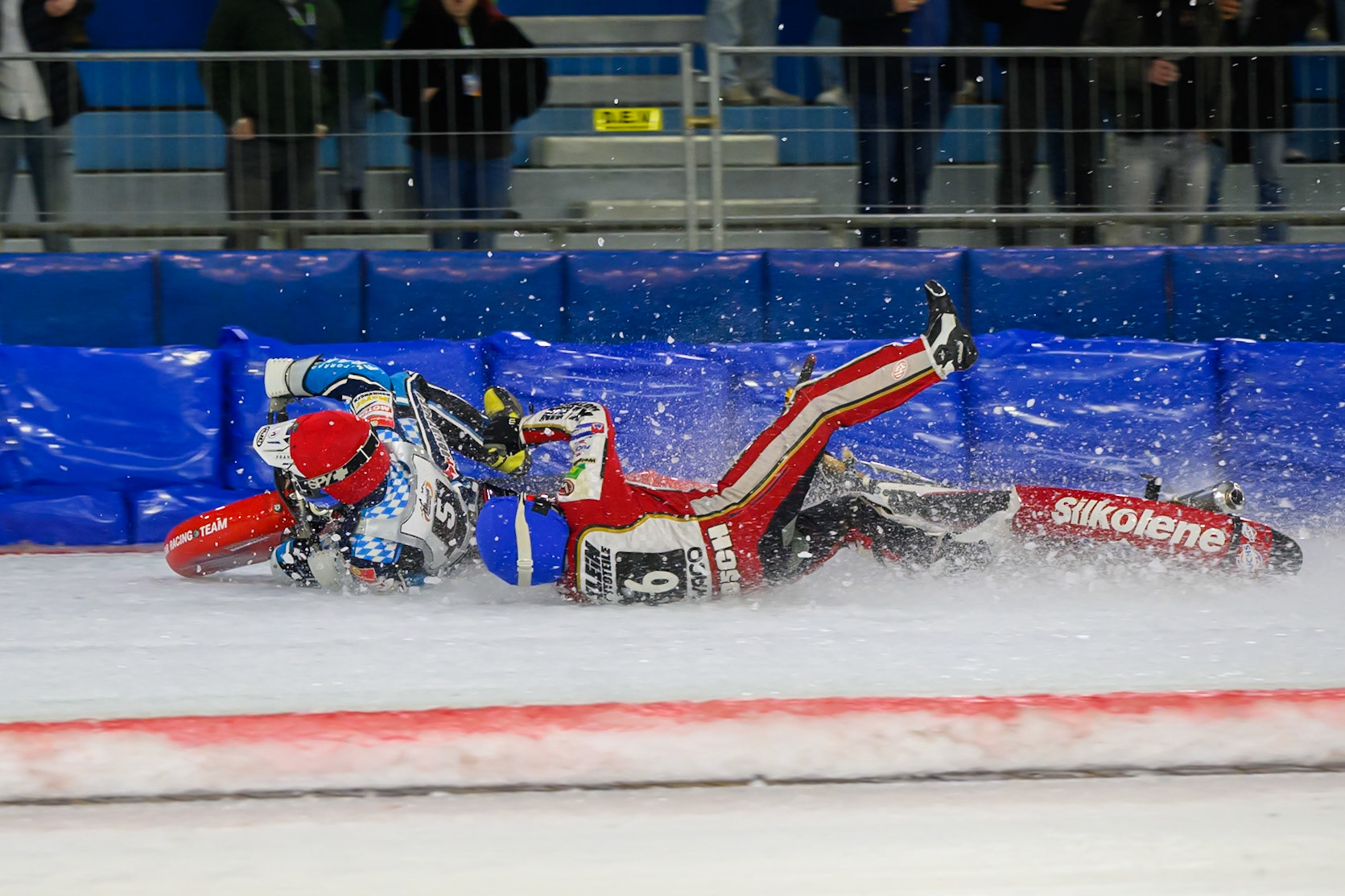 Simon Mayer of Germany in Red and Josef Kreuzberger of Austria in Blue collide and crash  during the ROELOF THIJS BOKAAL at Ice Rink Thialf, Heerenveen on Friday 10th April 2026.  (Photo: Ian Charles | MI News)
