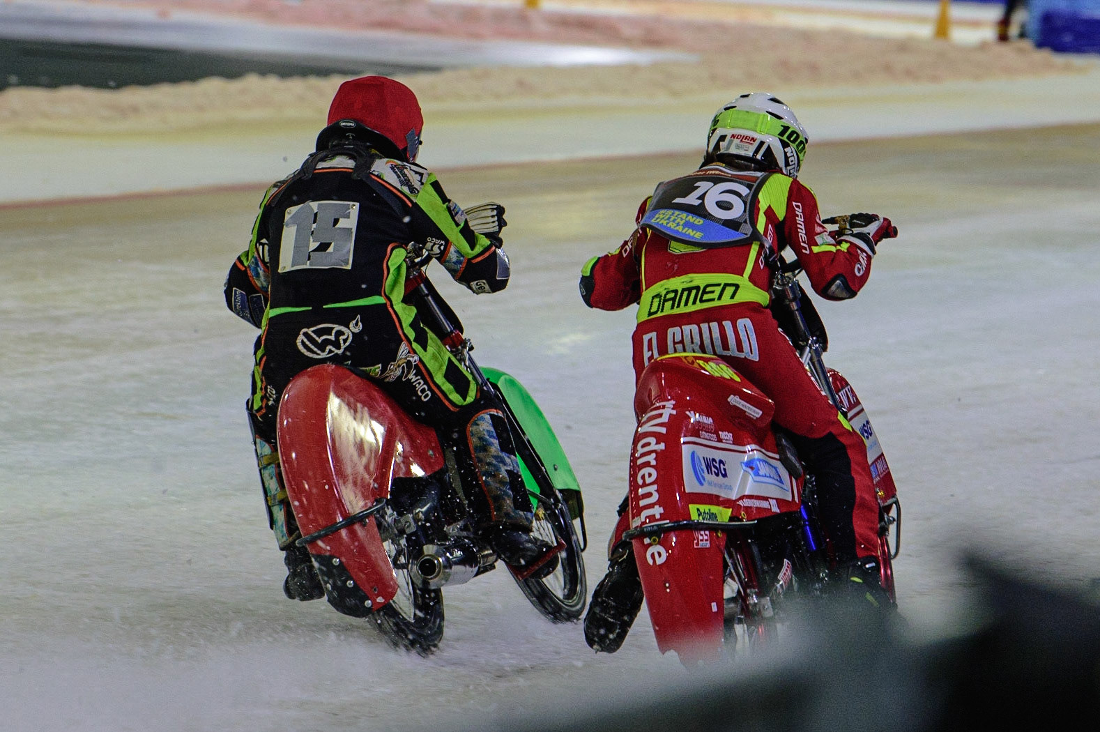 HEERENVEEN, NL. APR 1. Benedikt Monn (Red) passes Jasper Iwema (White)  during the ROLOEF THIJS BOKAAL  at Ice Rink Thialf, Heerenveen on Friday 1st April 2022. (Credit: Ian Charles | MI News)