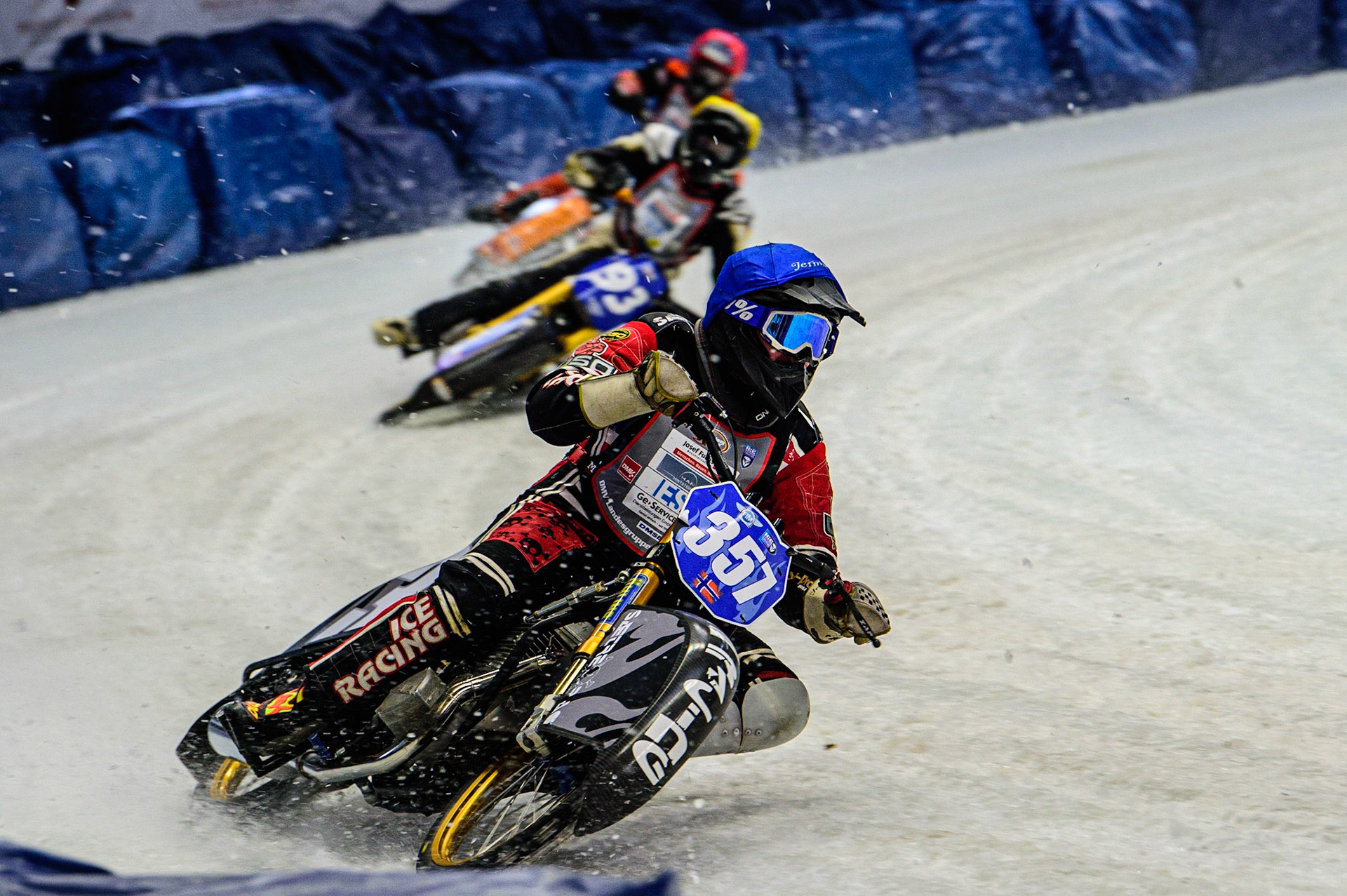 Jo Saetre (357) (Blue) leads Franz Mayerbüchler (93) (Yellow) and Sebastian Reitsma (283) (Red) during the Ice Speedway Gladiators World Championship Final 2 at Max-Aicher-Arena, Inzell, Germany on Sunday 19th March 2023. (Photo: Ian Charles | MI News)