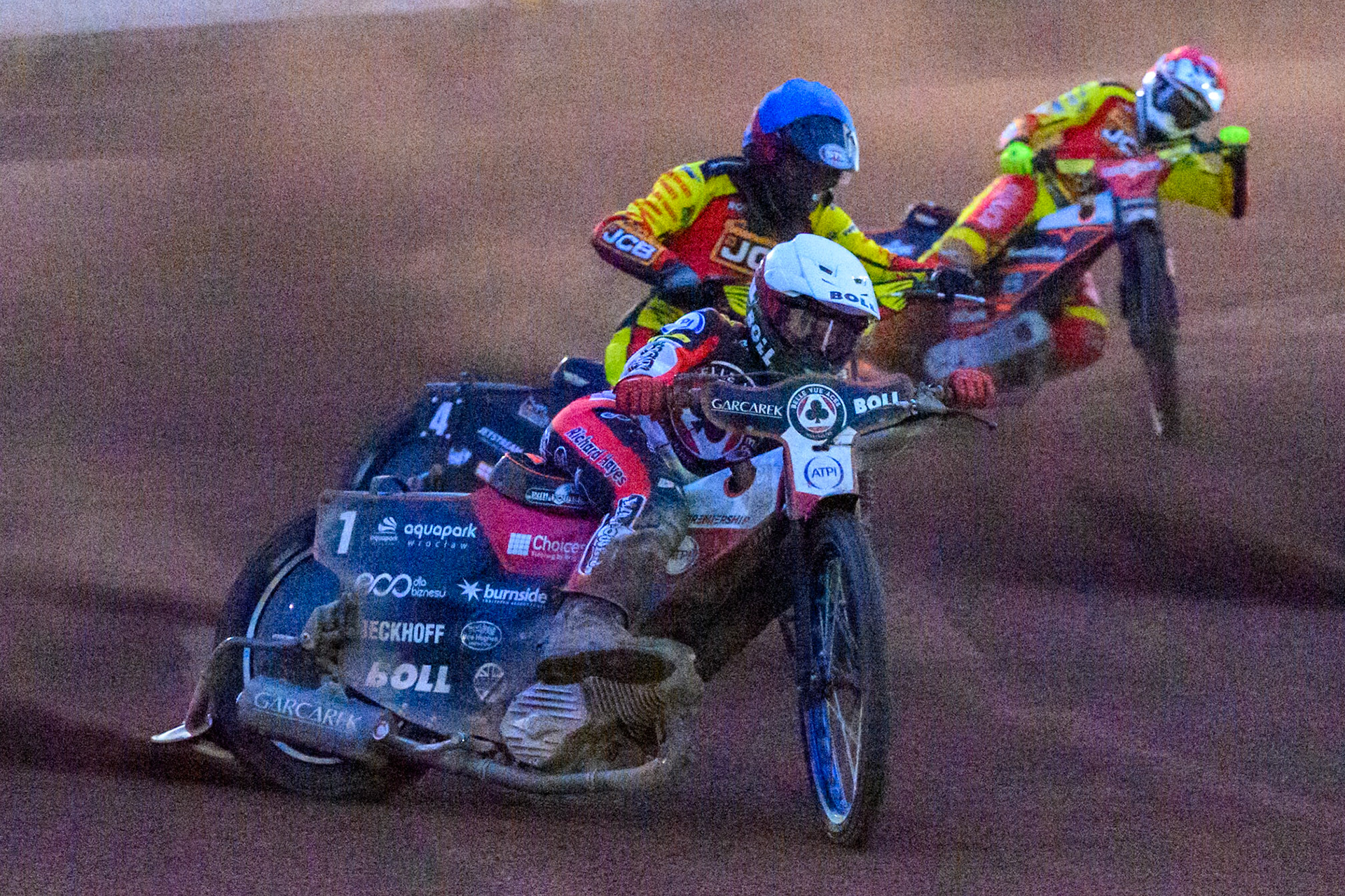 Brady Kurtz of Belle Vue Aces in White leading Dan Thompson of Leicester Lions in Blue  and Sam Masters of Leicester Lions in Red  during the Rowe Motor Oil Premiership match between Leicester Lions and Belle Vue Aces at the Hydroscan Arena, Leicester on Monday 7th September 2026. (Photo: Ian Charles | MI News)