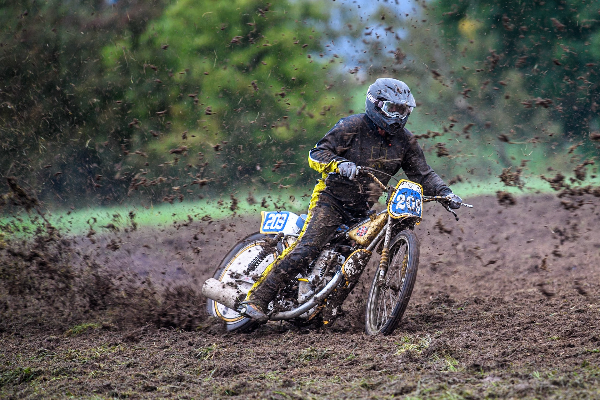 Alan Brook (209) in action in the 350cc Upright Class during the ACU British Upright Championships at Woodhouse Lance, Gawsworth, Cheshire on Sunday 8th September 2024. (Photo: Ian Charles | MI News)