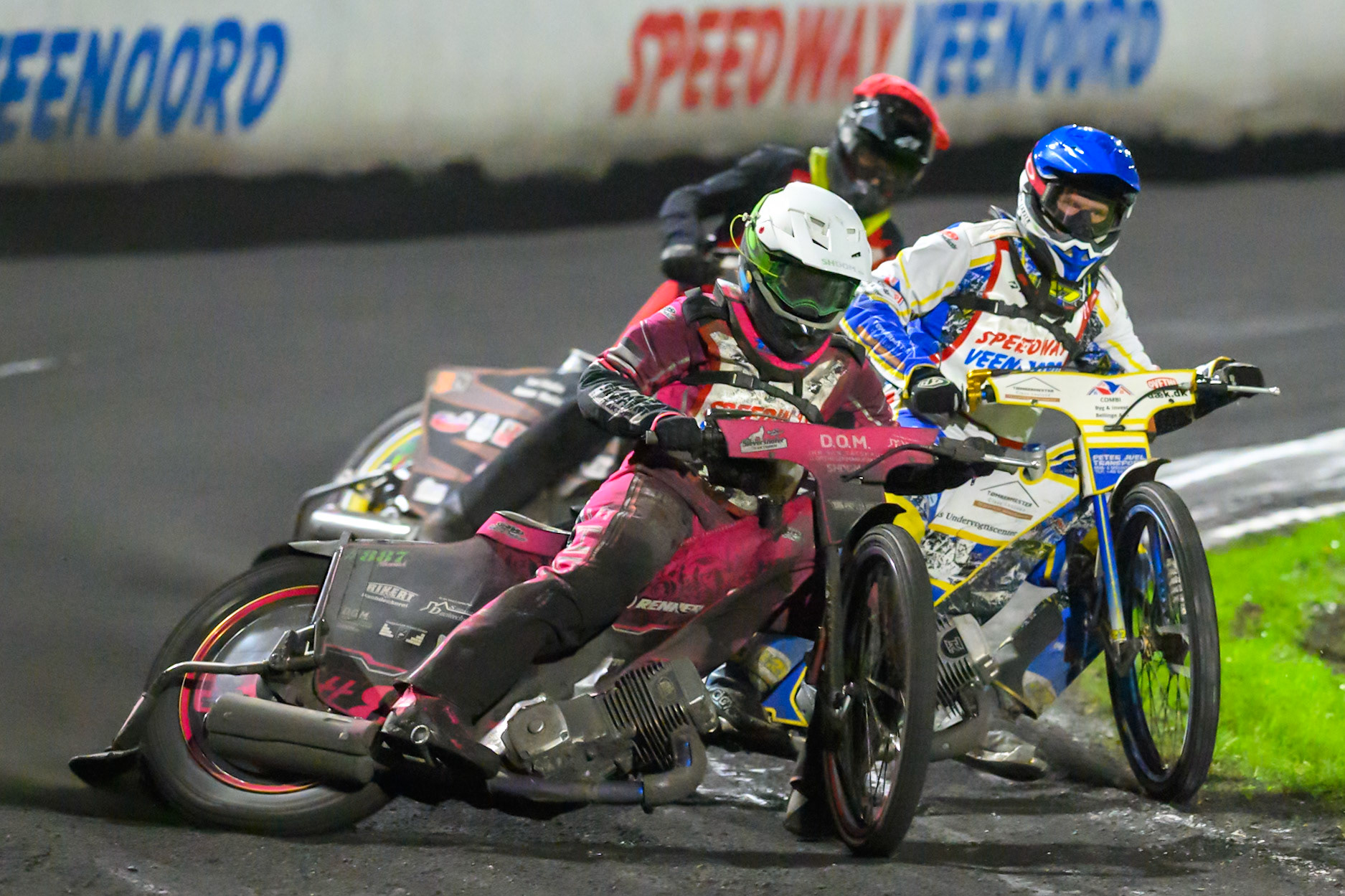 Hannah Grunwald of Germany in White leading Rasmus Pedersen of Denmark in Blue  and Dominic Hamming of The Netherlands in Red during the Gouden KENNY Helm at Speedway Veenoord, Veenoord in the Netherlands on Saturday 19th September 2026. (Photo: Ian Charles | MI News)