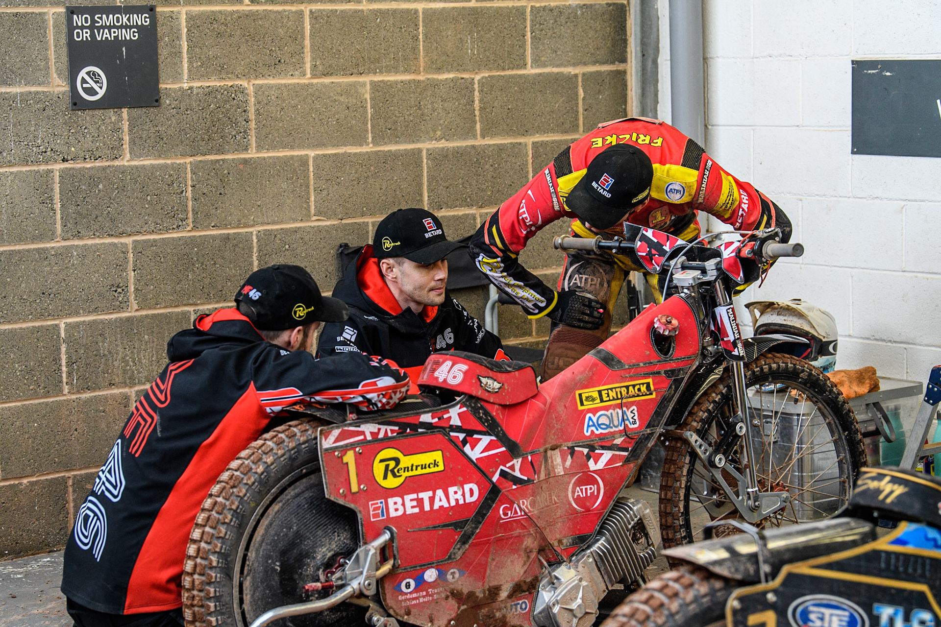 Max Fricke  discusses set up changes with his mechanics during the SGB Premiership match between Belle Vue Aces and Leicester Lions at the National Speedway Stadium, Manchester on Monday 1st May 2023. (Photo: Ian Charles | MI News)
