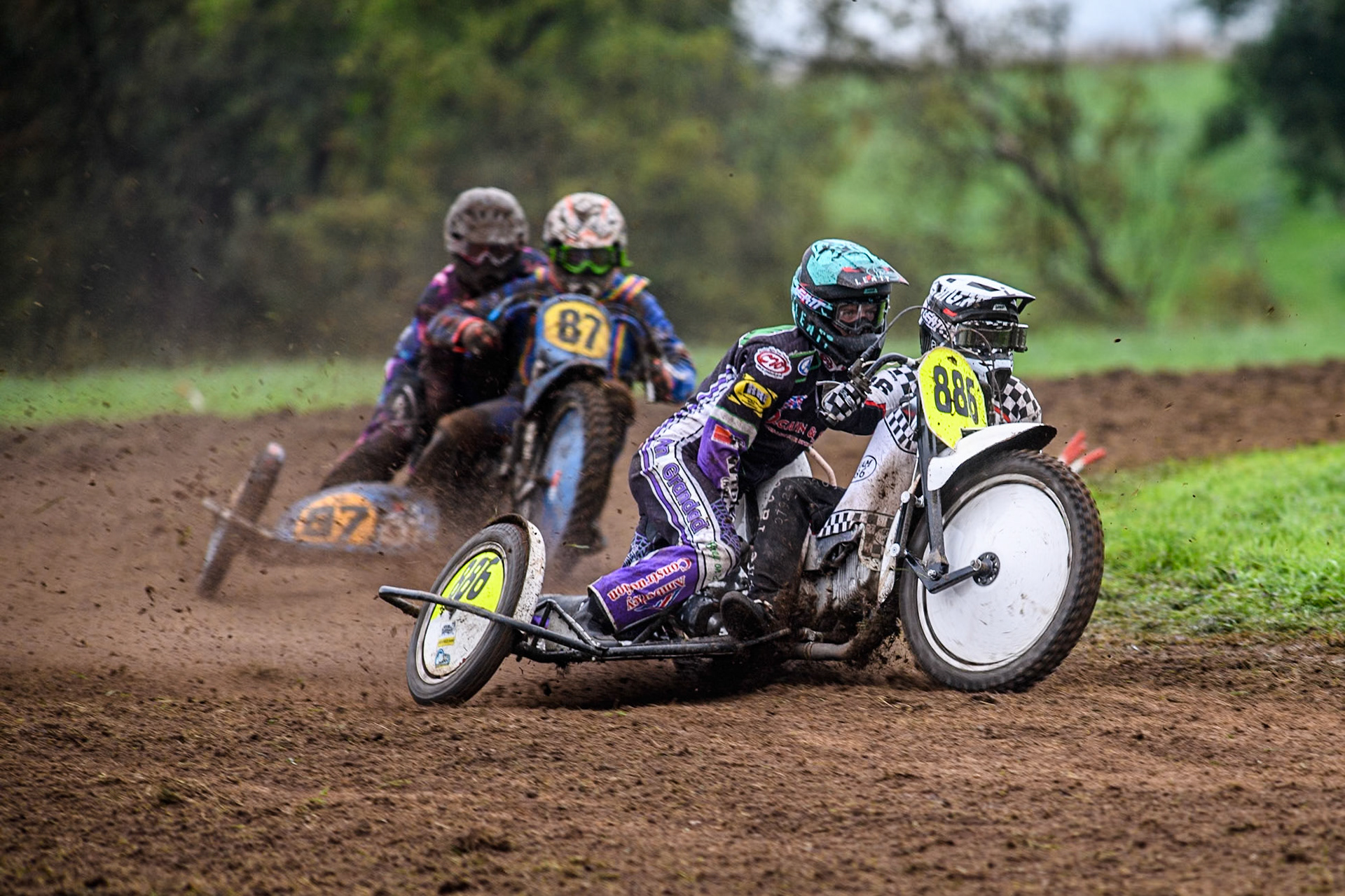 Phill Rowlands &amp; Tom Rowlands (886) leading Richard Fred Jenner &amp; Scott Gutteridge (87) in the 500cc Sidecar Final during the ACU British Upright Championships at Woodhouse Lance, Gawsworth, Cheshire on Sunday 8th September 2024. (Photo: Ian Charles | MI News)