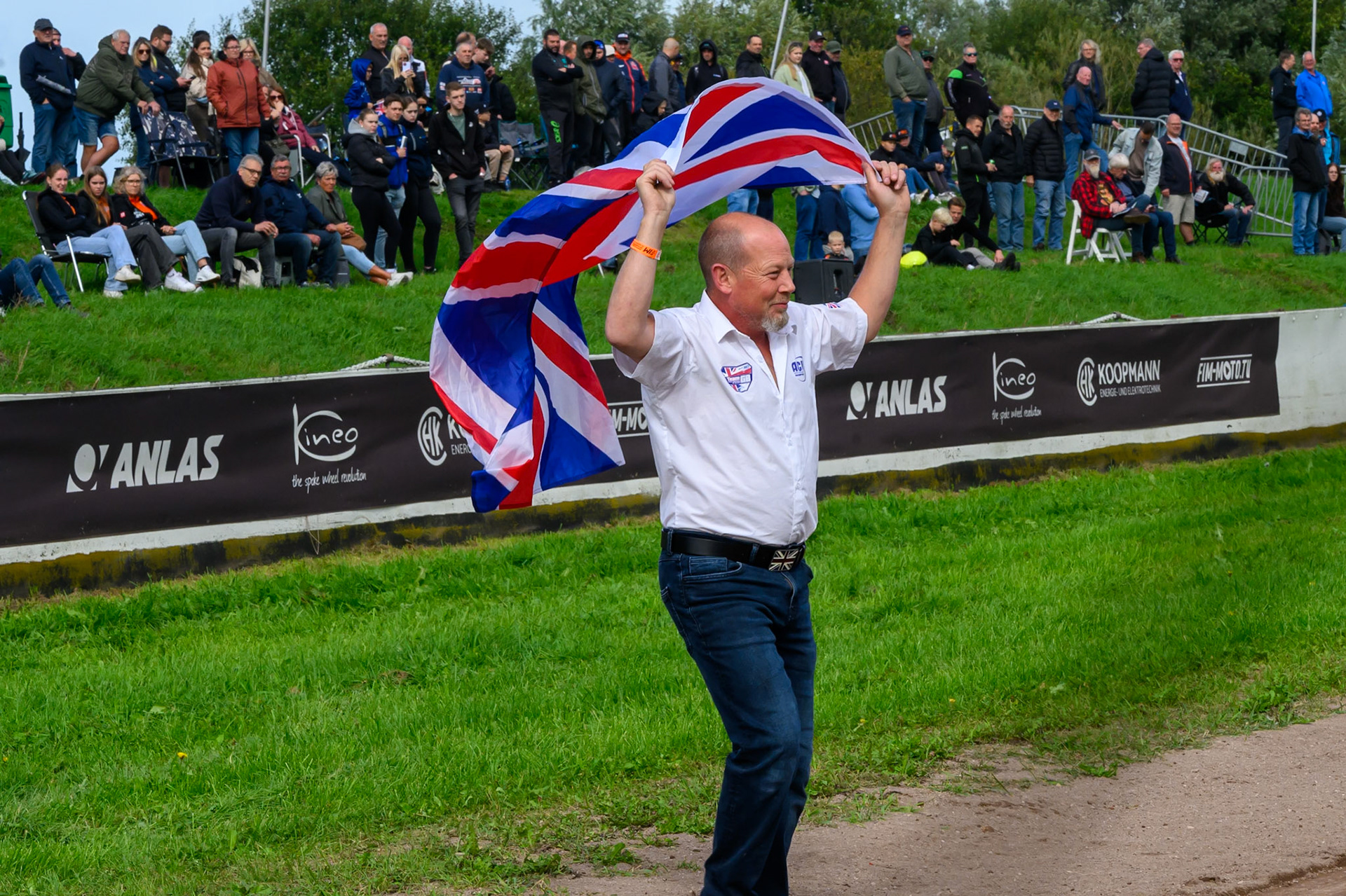 Mitch Godden, Team Manager of Great Britain waves the Union Flag on parade during the FIM Long Track of Nations 2026 at the Speed Centre Roden in the Netherlands on Sunday 20th September 2026. (Photo: Ian Charles | MI News)