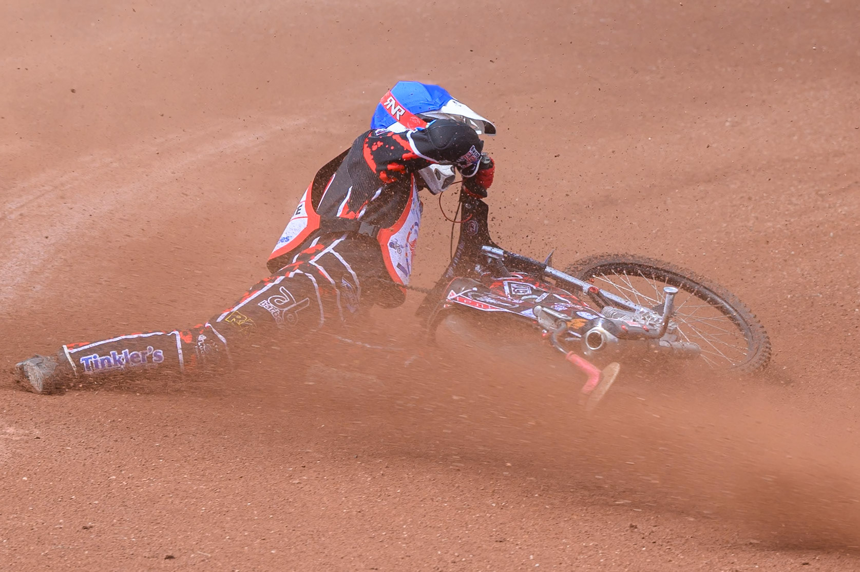 BRITISH YOUTH CHAMPIONSHIP (500cc): Kayden Mundy (8) in Red rides inside Dylan Huthwaite (9)  in Blue who then falls during the British Youth Speedway Championship at the National Speedway Stadium, Manchester on Sunday 10th May 2026. (Photo: Ian Charles | MI News)