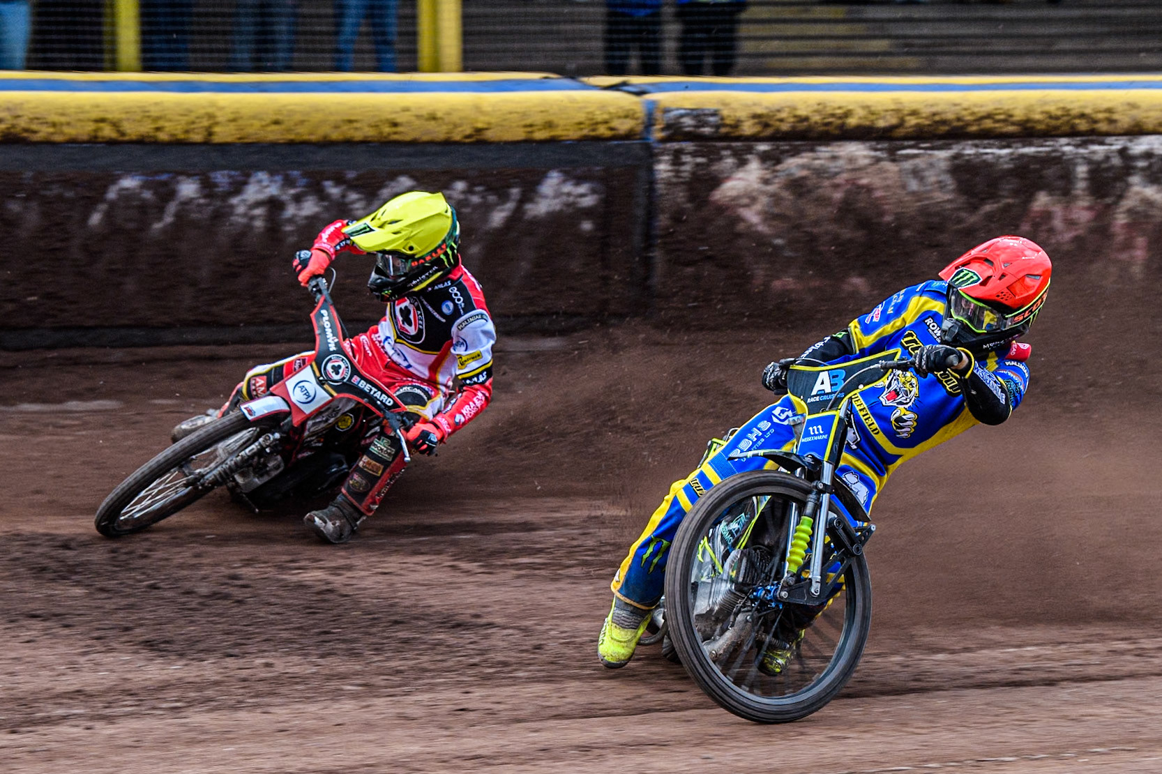 Dan Bewley of Belle Vue Aces in Yellow rides outside Chris Holder of Sheffield Tigers during the Rowe Motor Oil Premiership match between Sheffield Tigers and Belle Vue Aces at Owlerton Stadium, Sheffield on Monday 5th May 2025. (Photo: Ian Charles | MI News)