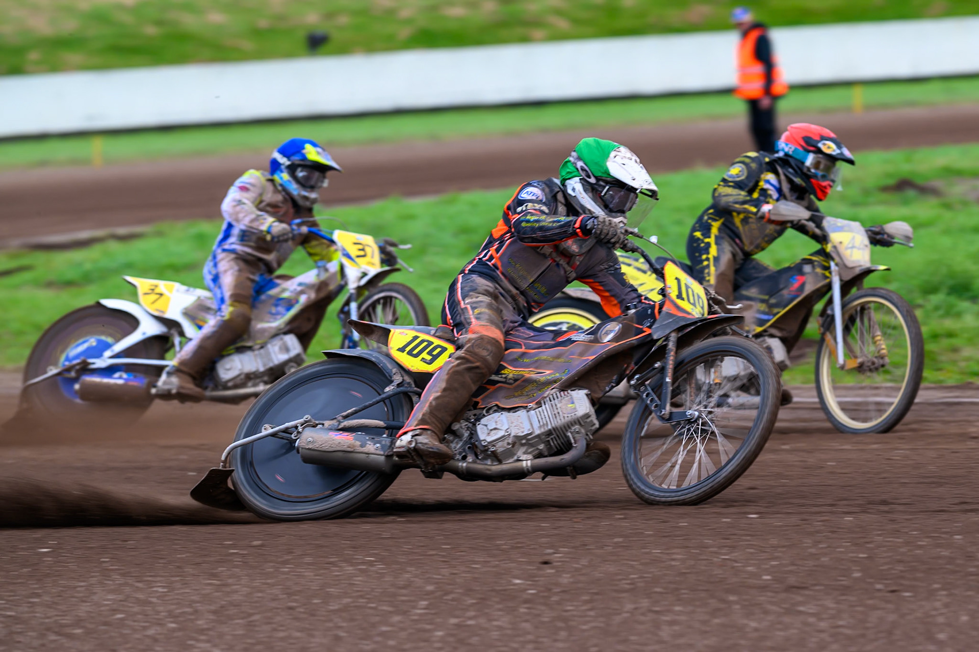 Zach Wajtknecht (109) of Great Britain in Green rides outside Tero Aarnio (44) of Finland in Red with Chris Harris (37) of Great Britain in Blue behind during the FIM Long Track World Championship Final 4, at the Speed Centre Roden, Netherlands on Sunday 21st September 2025. (Photo: Ian Charles | MI News)during the FIM Long Track World Championship Final 4, at the Speed Centre, Roden on Sunday 21st September 2025. (Photo: Ian Charles | MI News)