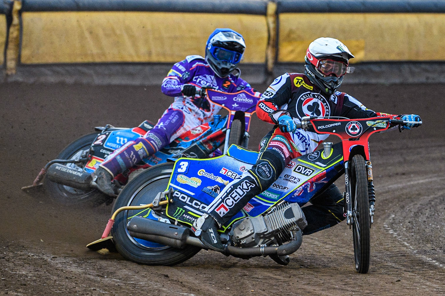 Jaimon Lidsey (White) leads Ben Cook (Blue) during the Sports Insure Premiership match between Peterborough and Belle Vue Aces at East of England Showground, Peterborough on Monday 26th June 2023. (Photo: Ian Charles | MI News)