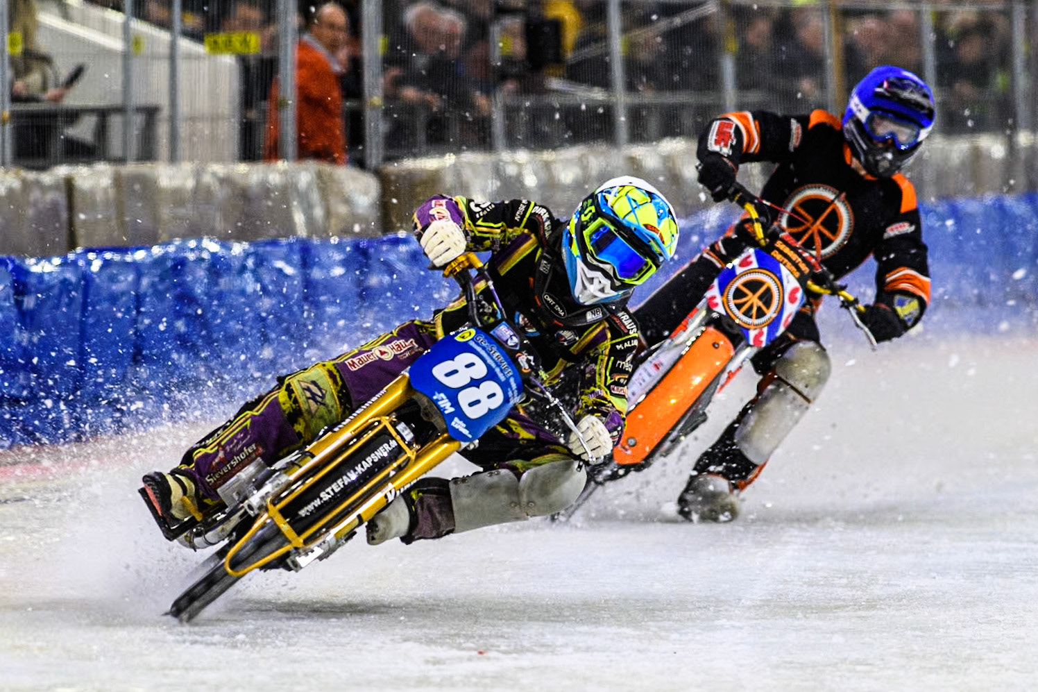 Maximilian Niedermaier of Germany in White leading Sebastian Reitsma of The Netherlands in Blue during the Roelof Thijs Bokaal at Ice Rink Thialf, Heerenveen, The Netherlands on Friday 5th April 2024. (Photo: Ian Charles | MI News)