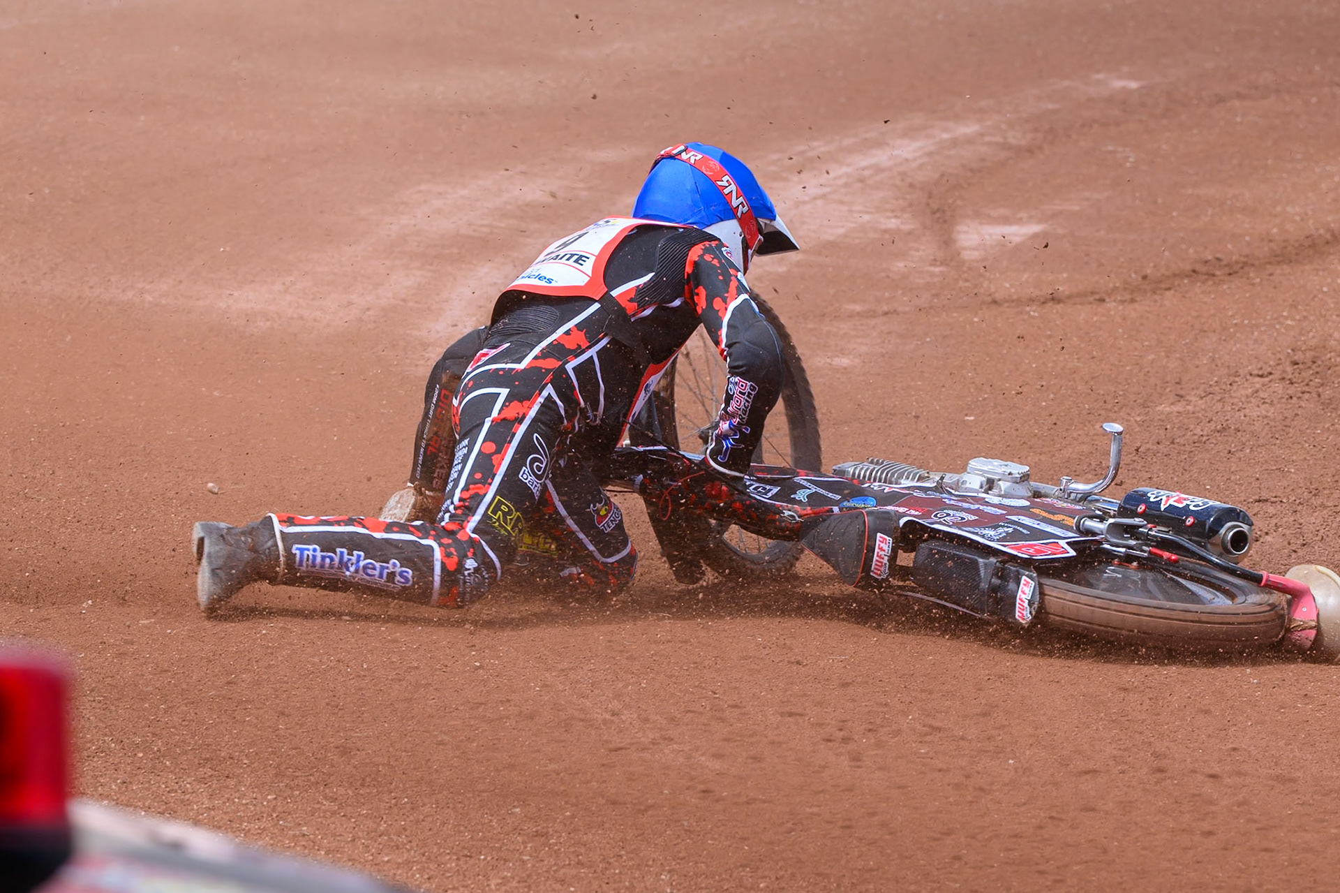 BRITISH YOUTH CHAMPIONSHIP (500cc): Kayden Mundy (8) in Red rides inside Dylan Huthwaite (9)  in Blue who then falls during the British Youth Speedway Championship at the National Speedway Stadium, Manchester on Sunday 10th May 2026. (Photo: Ian Charles | MI News)