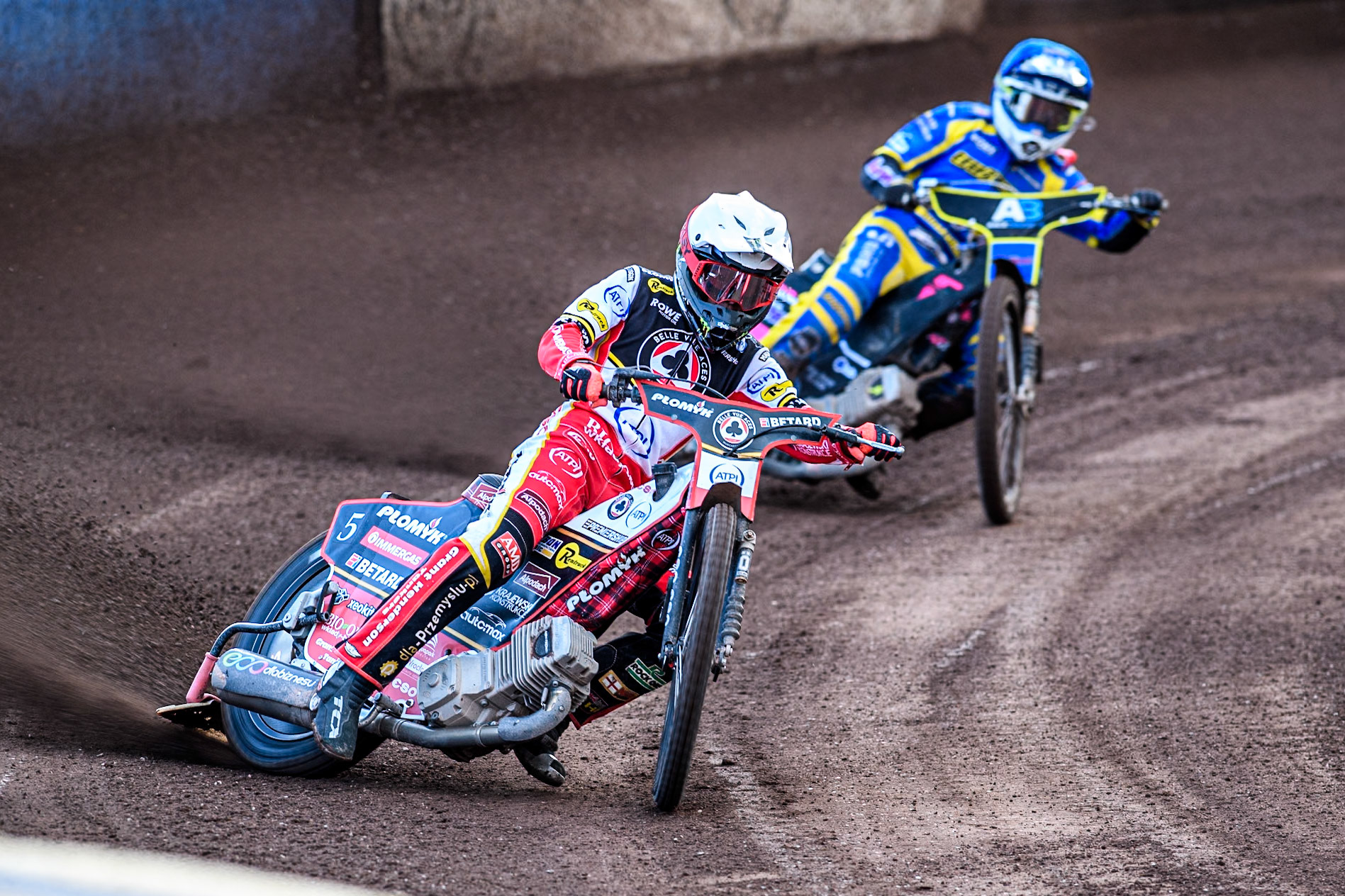 Dan Bewley of Belle Vue Aces in White leading Leon Flint of Sheffield Tigers in Blue during the Rowe Motor Oil Premiership match between Sheffield Tigers and Belle Vue Aces at Owlerton Stadium, Sheffield on Monday 5th May 2025. (Photo: Ian Charles | MI News)
