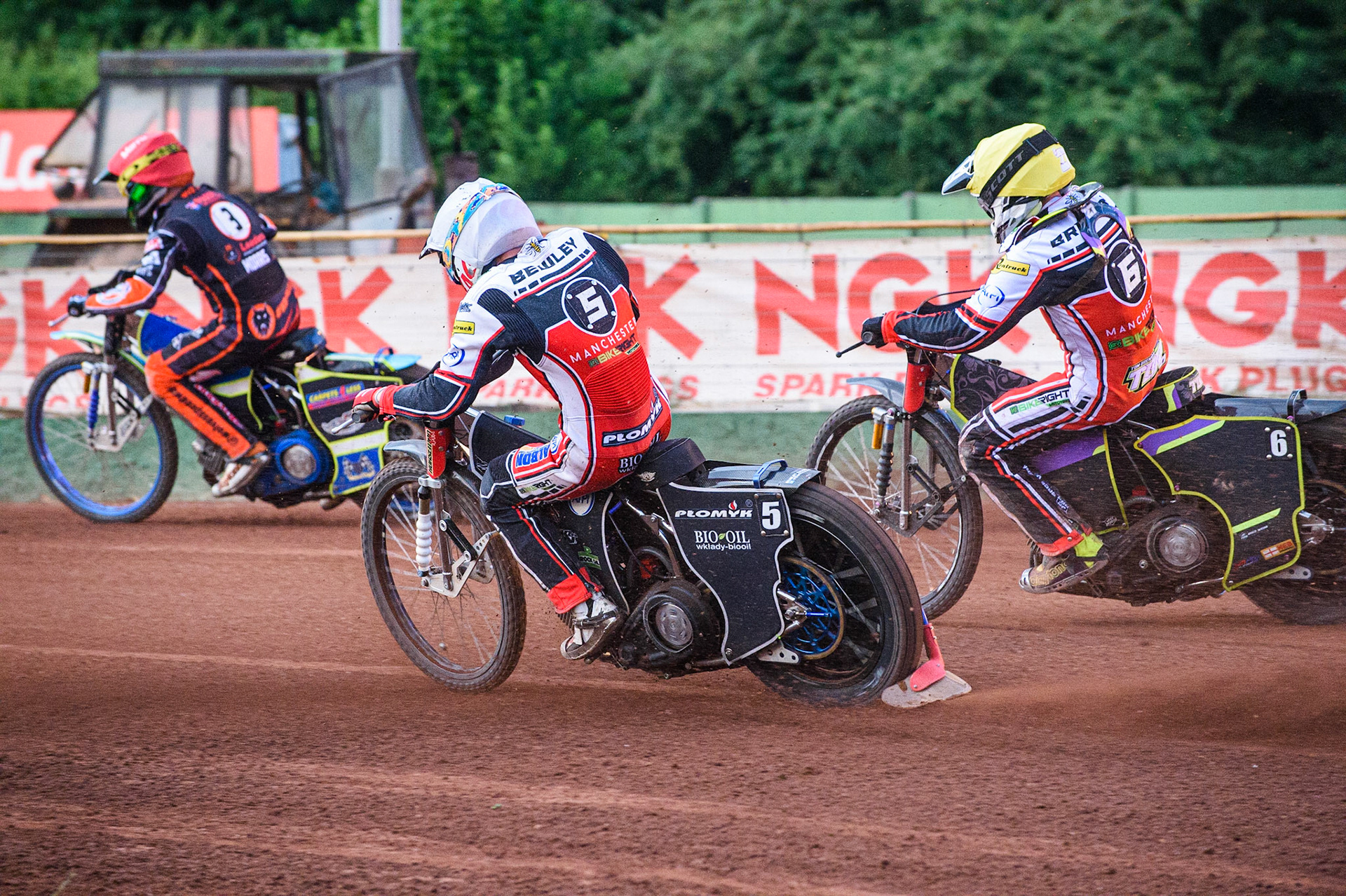 WOLVERHAMPTON, UK. JULY 26TH Dan Bewley  (White) and Tom Brennan  (Yellow) chase Nick Morris (Red) during the SGB Premiership match between Wolverhampton Wolves and Belle Vue Aces at the Ladbroke Stadium, Wolverhampton on Monday 26th July 2021. (Credit: Ian Charles | MI News)
